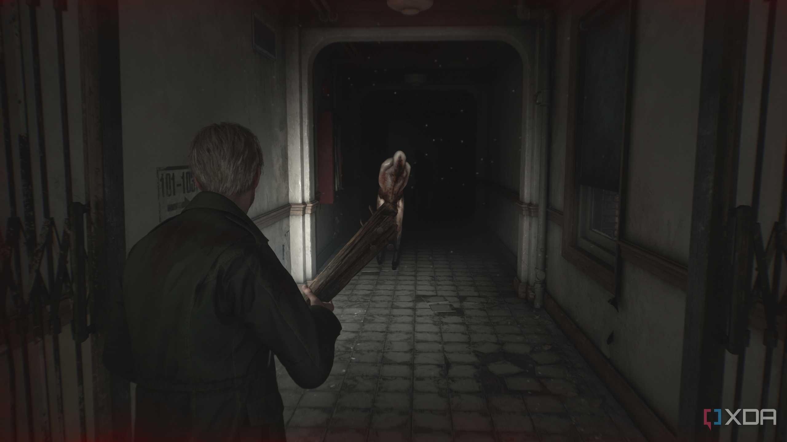 James Sunderland facing an approaching monster in Silent Hill 2 (2024).