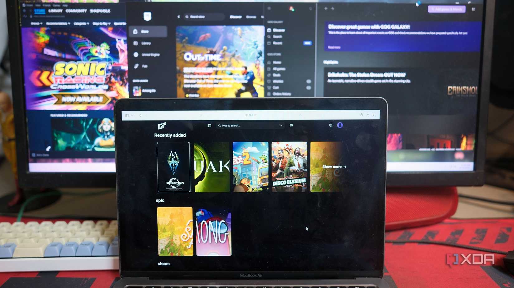 Gameyfin ejecutándose en una computadora portátil con Steam, Epic Games y GOG Galaxy en el monitor
