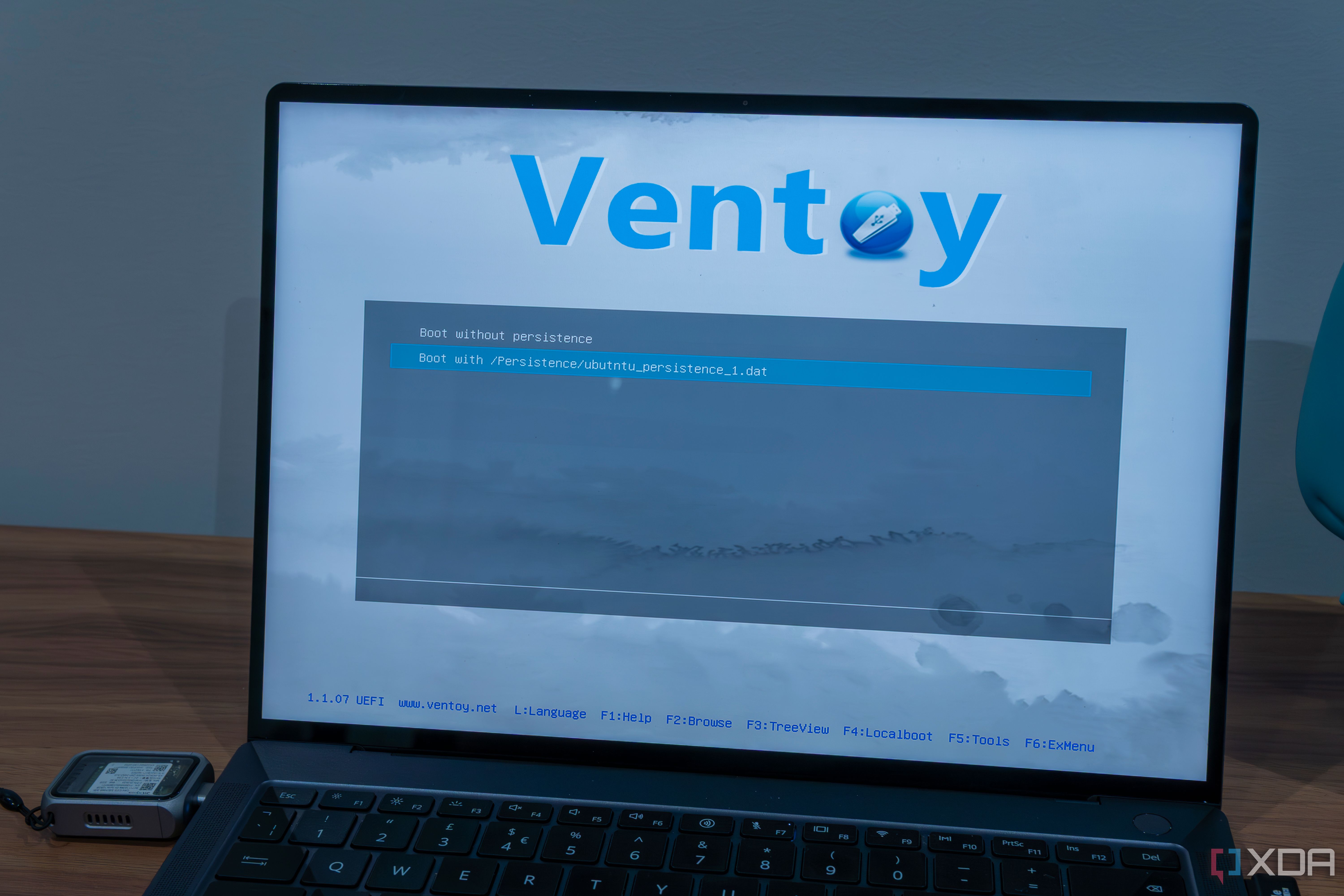 A laptop using Venyopu to boot Ubuntu with persistence
