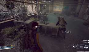 Teaming up with another player in Arc Raiders.