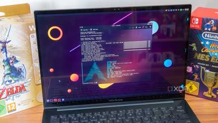 Image of a laptop running Arch Linux showing a terminal with system information
