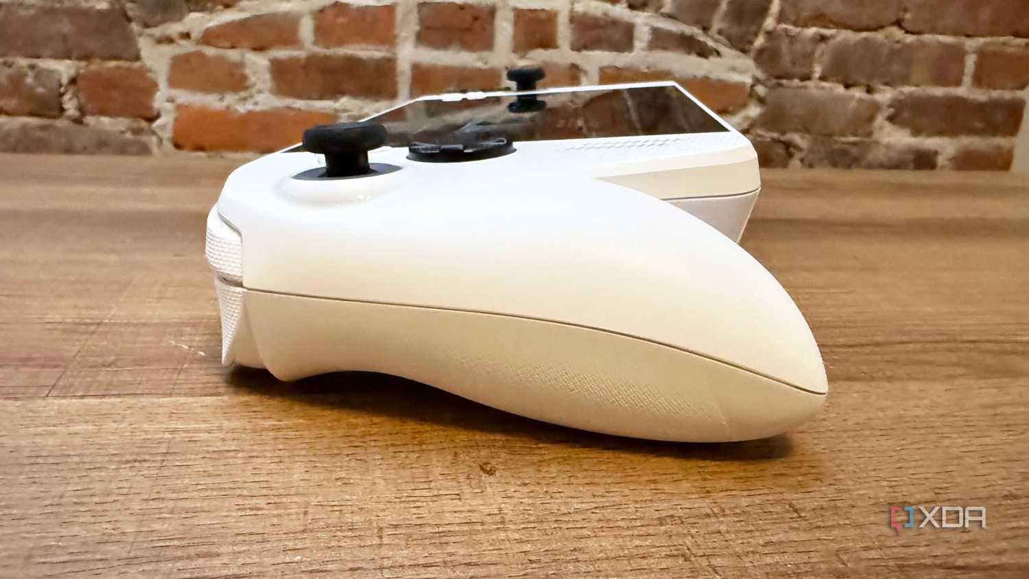 Asus ROG Xbox Ally has the classic Xbox ergonomic hand grips.