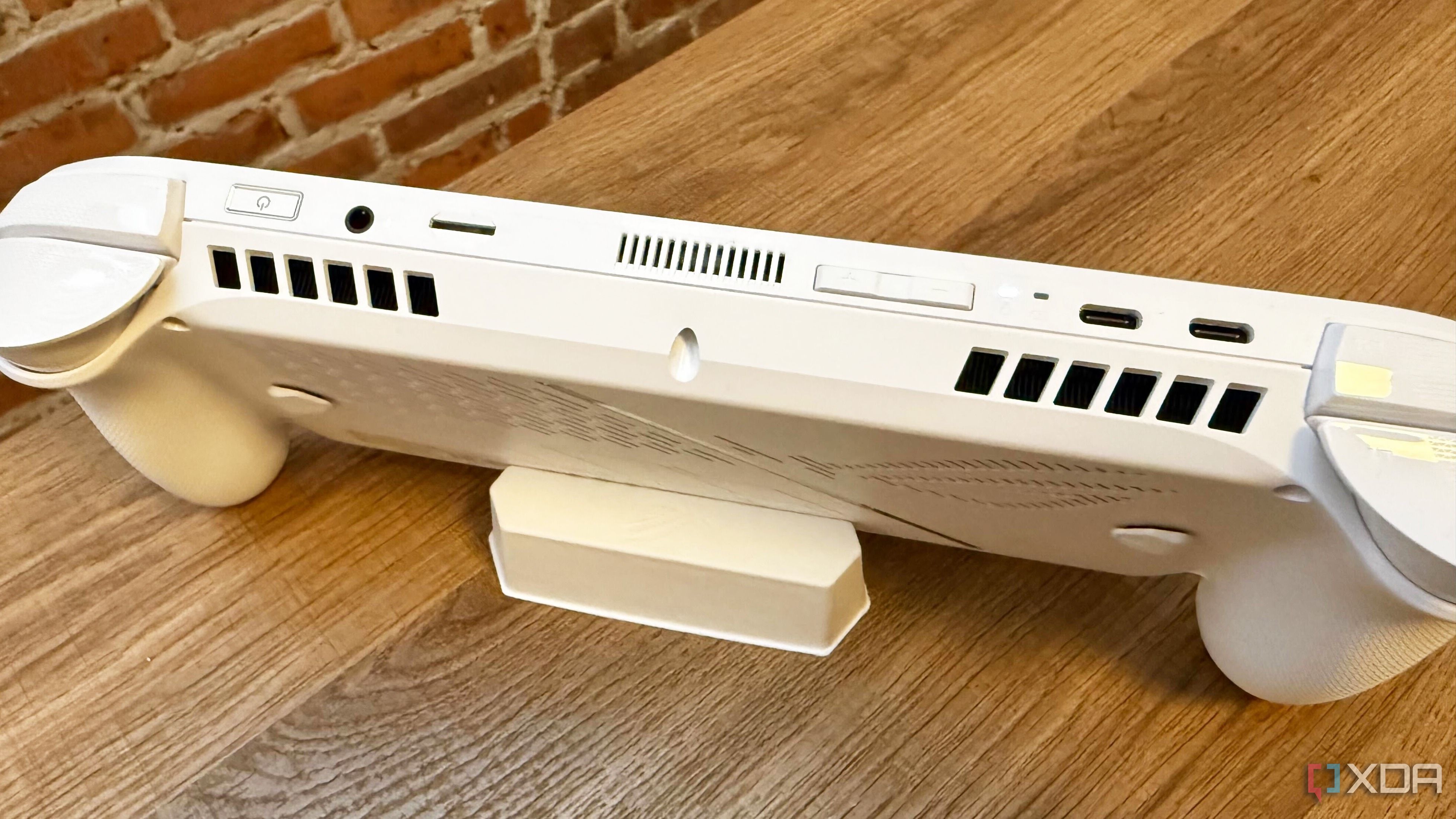 Ports on the top of the Asus ROG Xbox Ally.