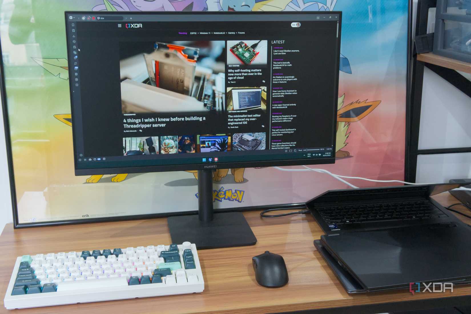 Una configuración de escritorio con varias computadoras portátiles, una de las cuales está conectada mediante Thunderbolt para usar un mouse, teclado y monitor externo.