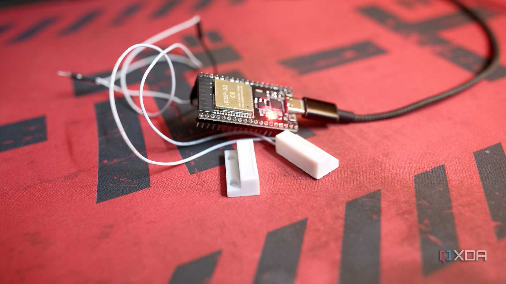 Un sensor electromecánico para puertas y ventanas conectado a una placa ESP32