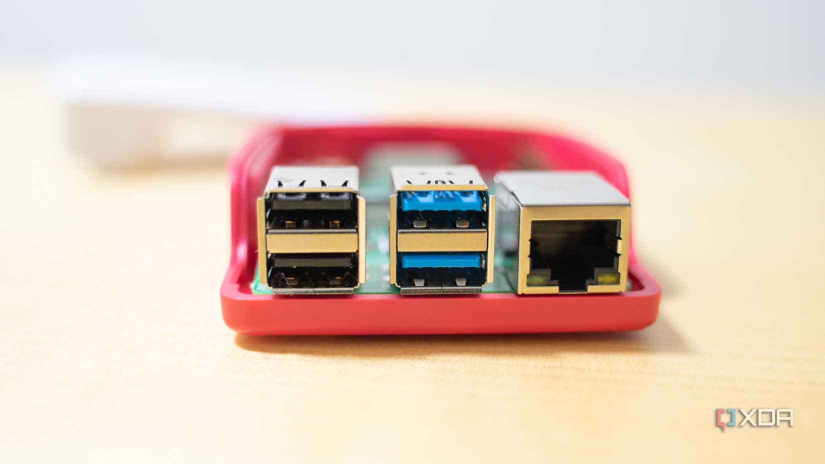 El puerto USB y Ethernet del Raspberry Pi 4B está montado en la parte trasera. 