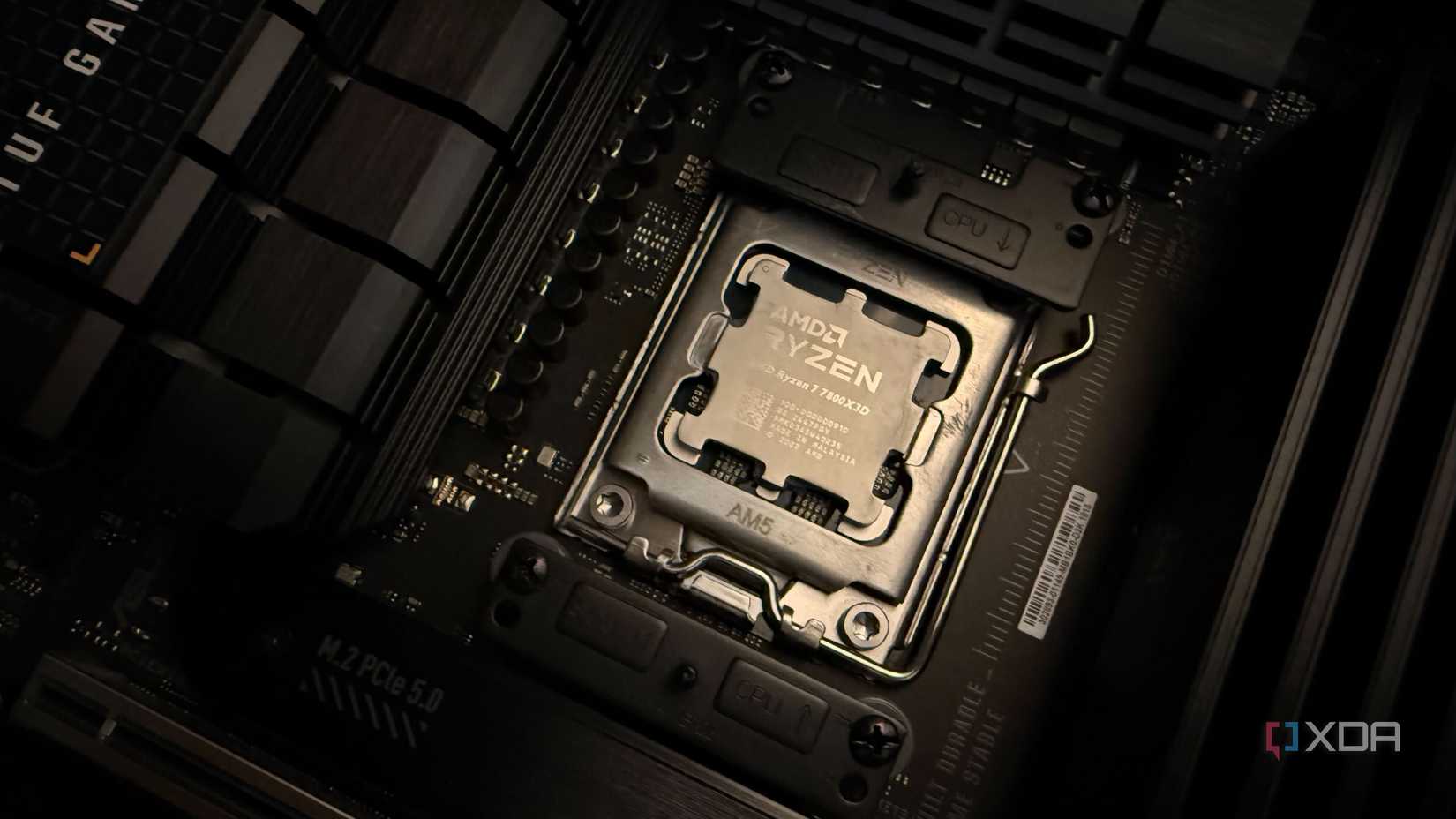 Una foto de una CPU 7800X3D con socket