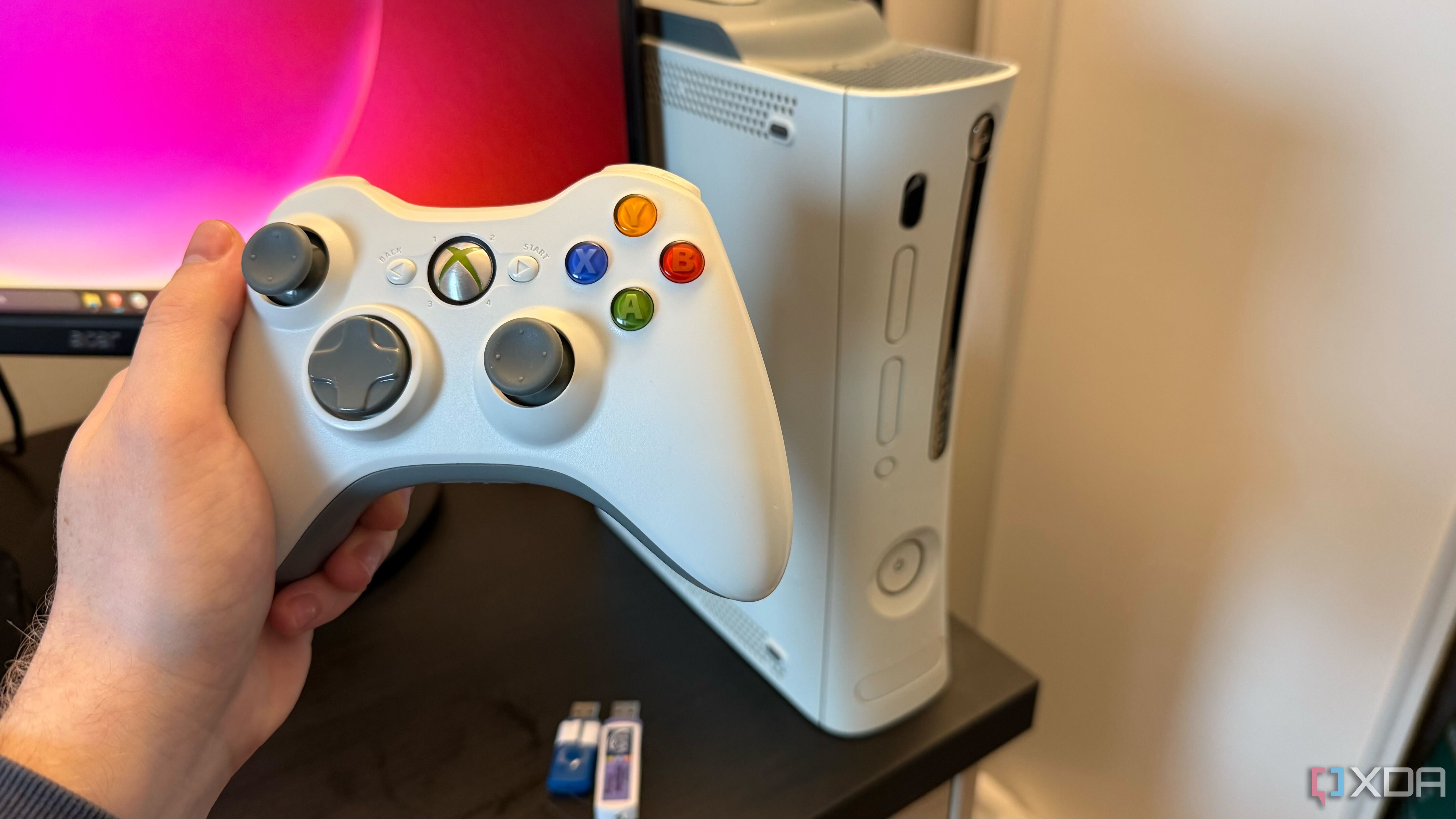 கன்சோலின் முன் Xbox 360 கட்டுப்படுத்தியின் புகைப்படம்