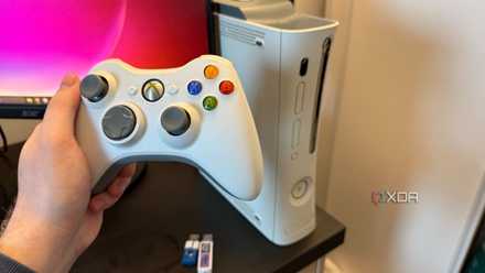 கன்சோலின் முன் Xbox 360 கட்டுப்படுத்தியின் புகைப்படம்