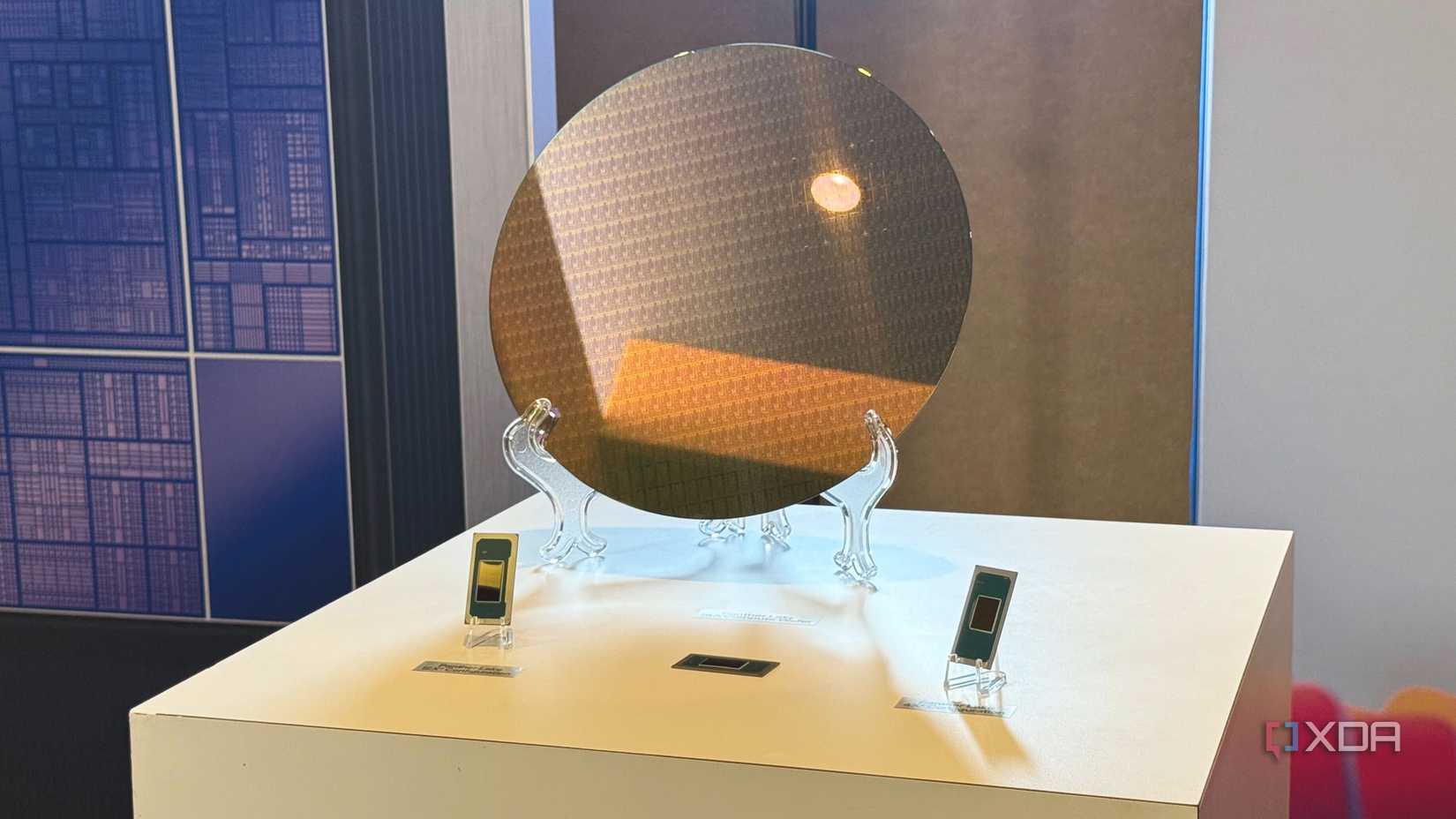 Oblea de silicio Intel 18A y CPU Panther Lake.