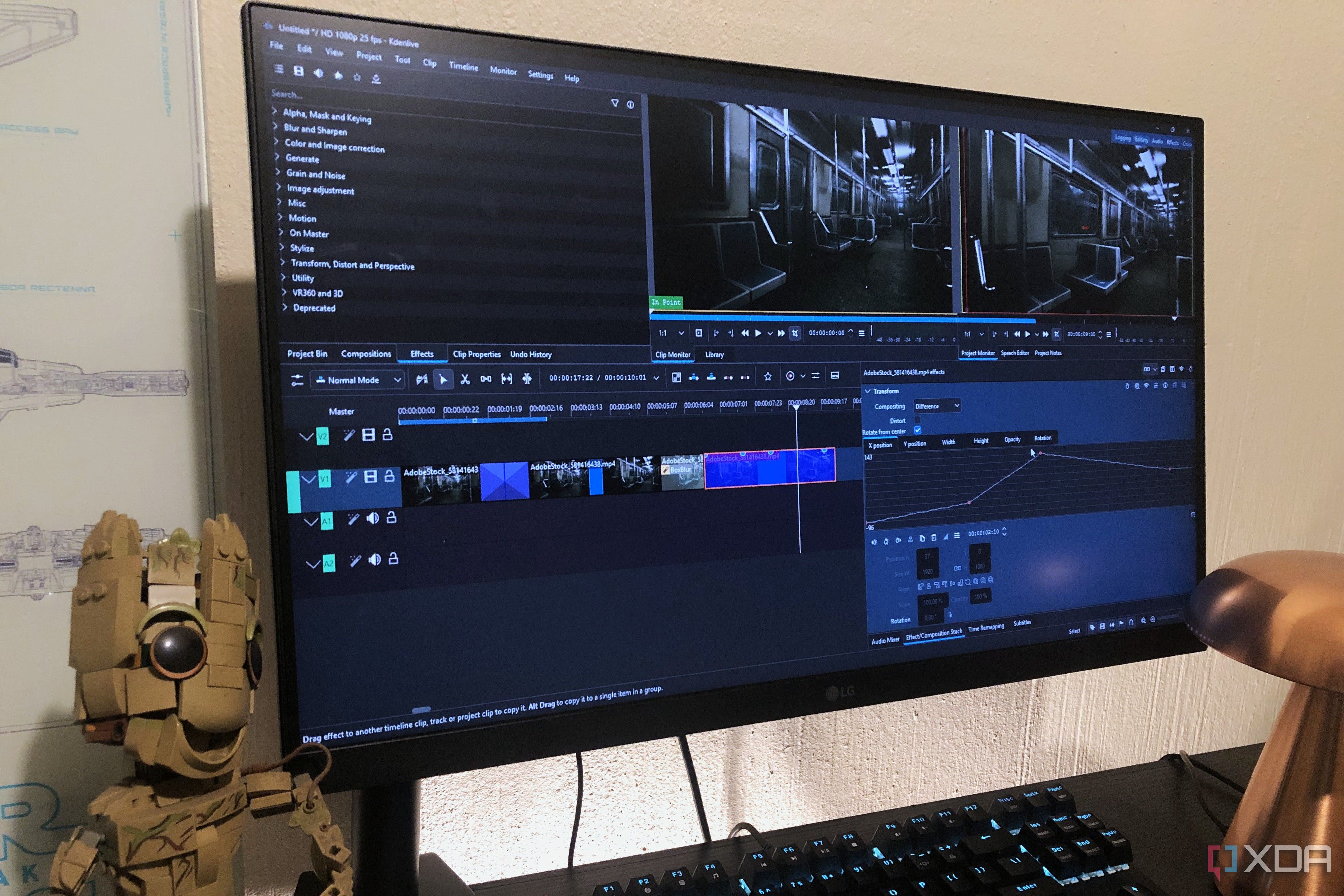 Kdenlive en PC de escritorio, Lego y lámpara a la vista
