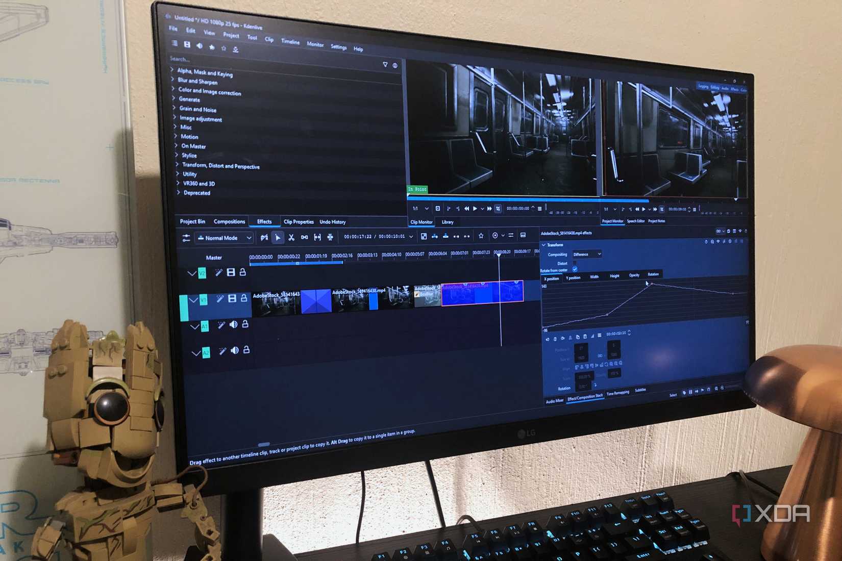 Kdenlive en PC de escritorio, Lego y lámpara a la vista