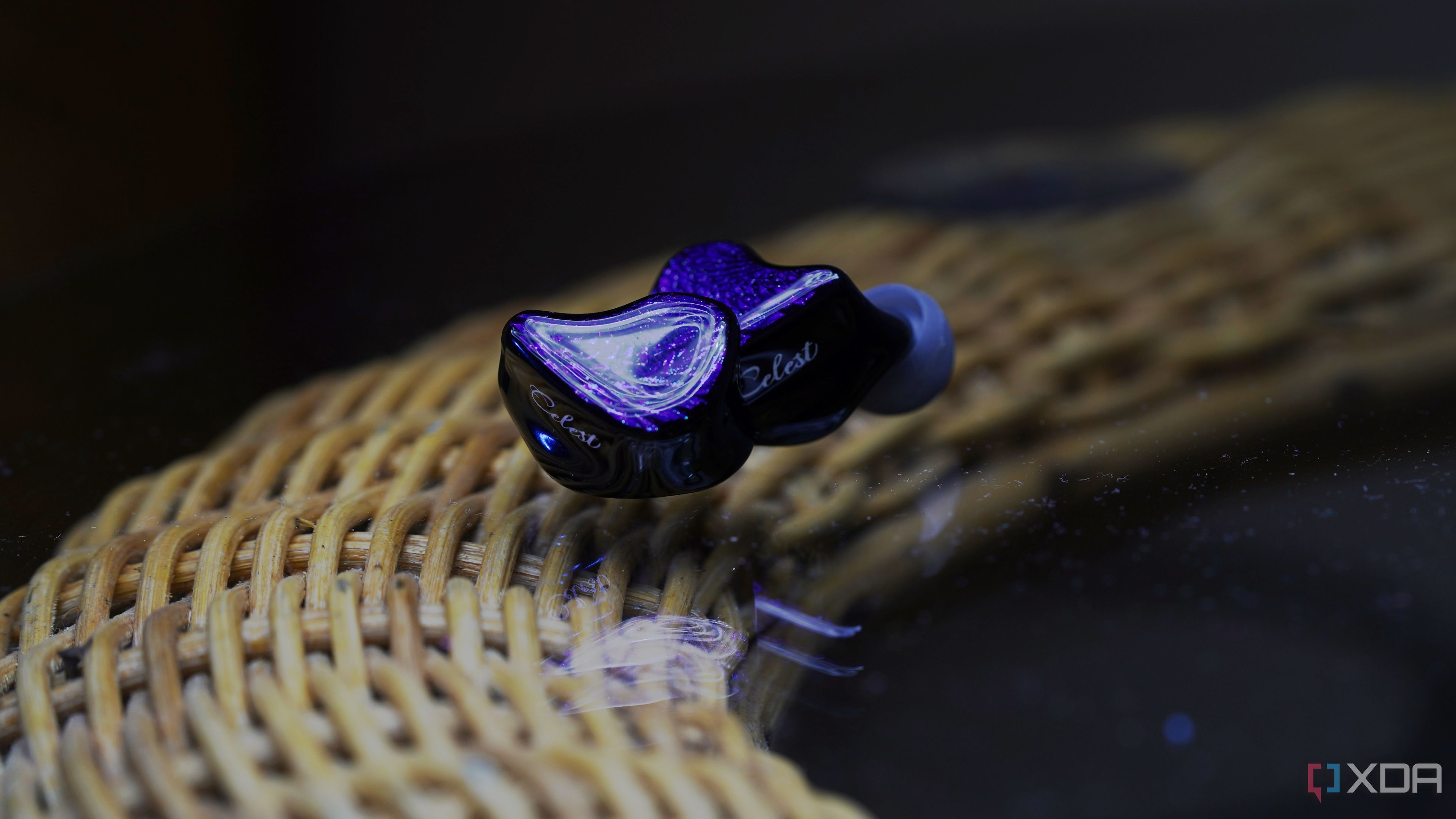 IEM morados sobre una mesa de mimbre en una habitación oscura