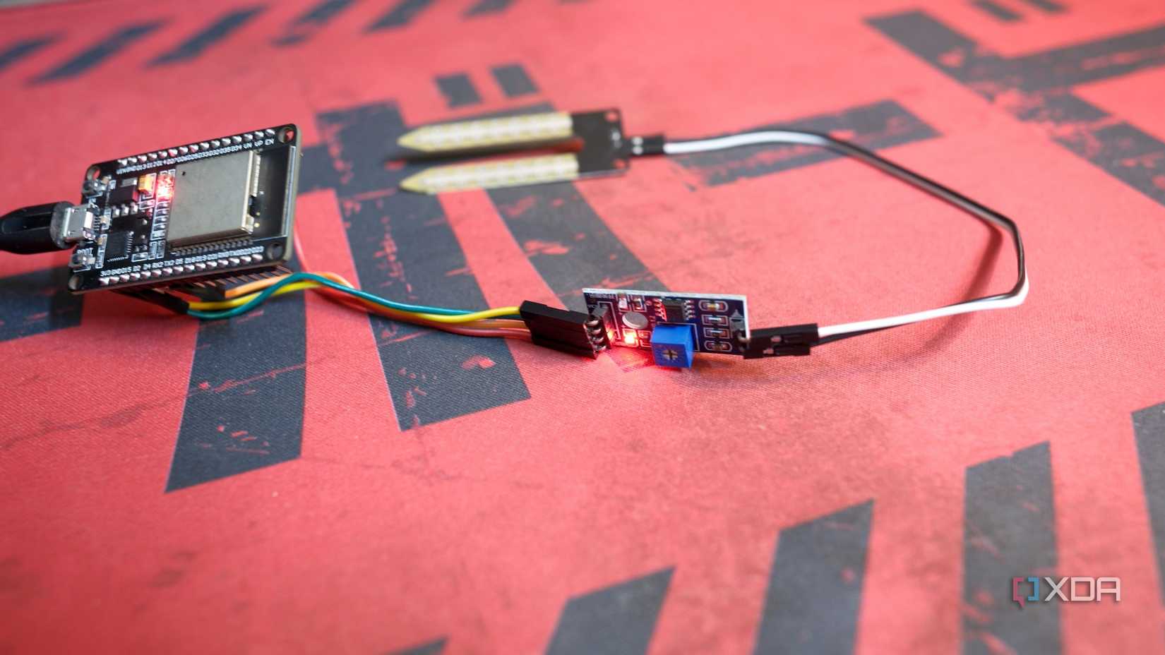 Un sensor de detección de humedad del suelo conectado a una placa ESP32