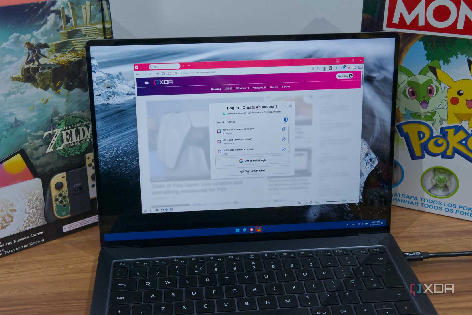 Una computadora portátil que muestra sugerencias de contraseña de Bitwarden al iniciar sesión en XDA