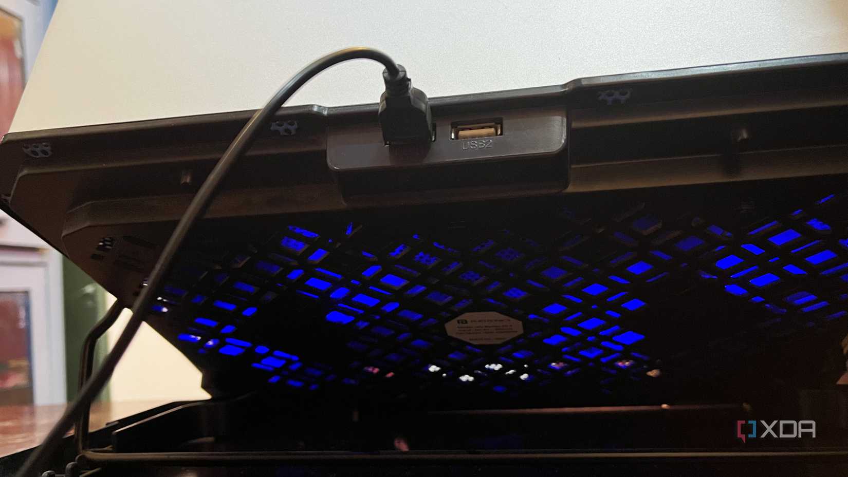 debajo de una almohadilla de enfriamiento con ventiladores funcionando