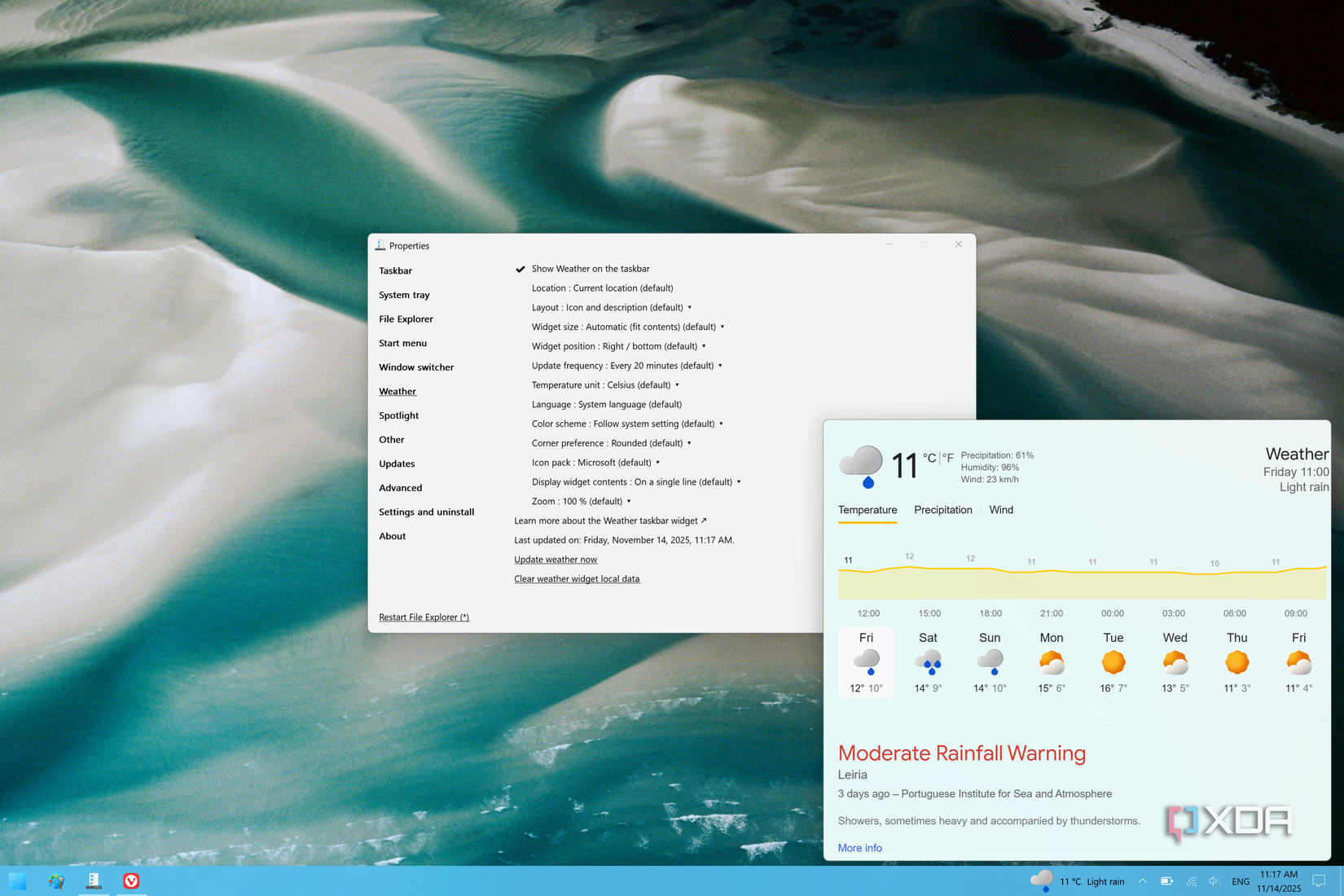 Captura de pantalla del widget meteorológico de ExplorerPatcher en Windows 11, junto a la ventana de propiedades de ExplorerPatcher