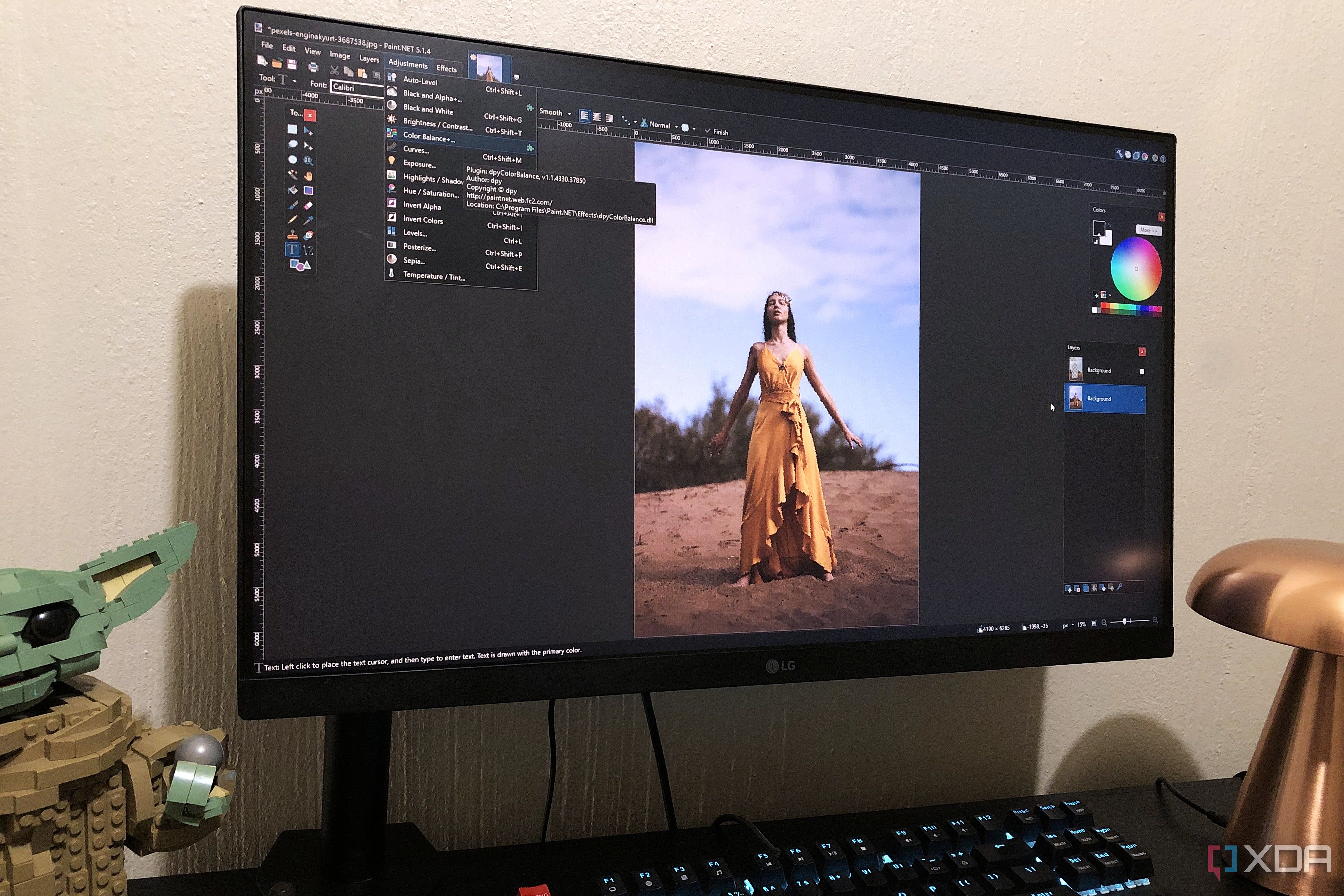 PaintNET en PC de escritorio, Lego y lámpara a la vista