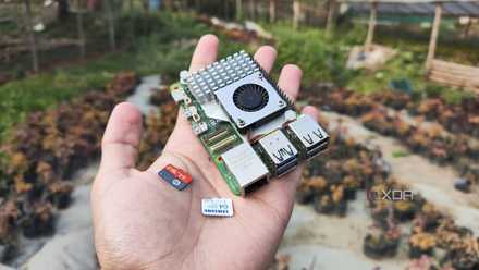 Raspberry Pi と 2 枚の microSD カードを持っている人