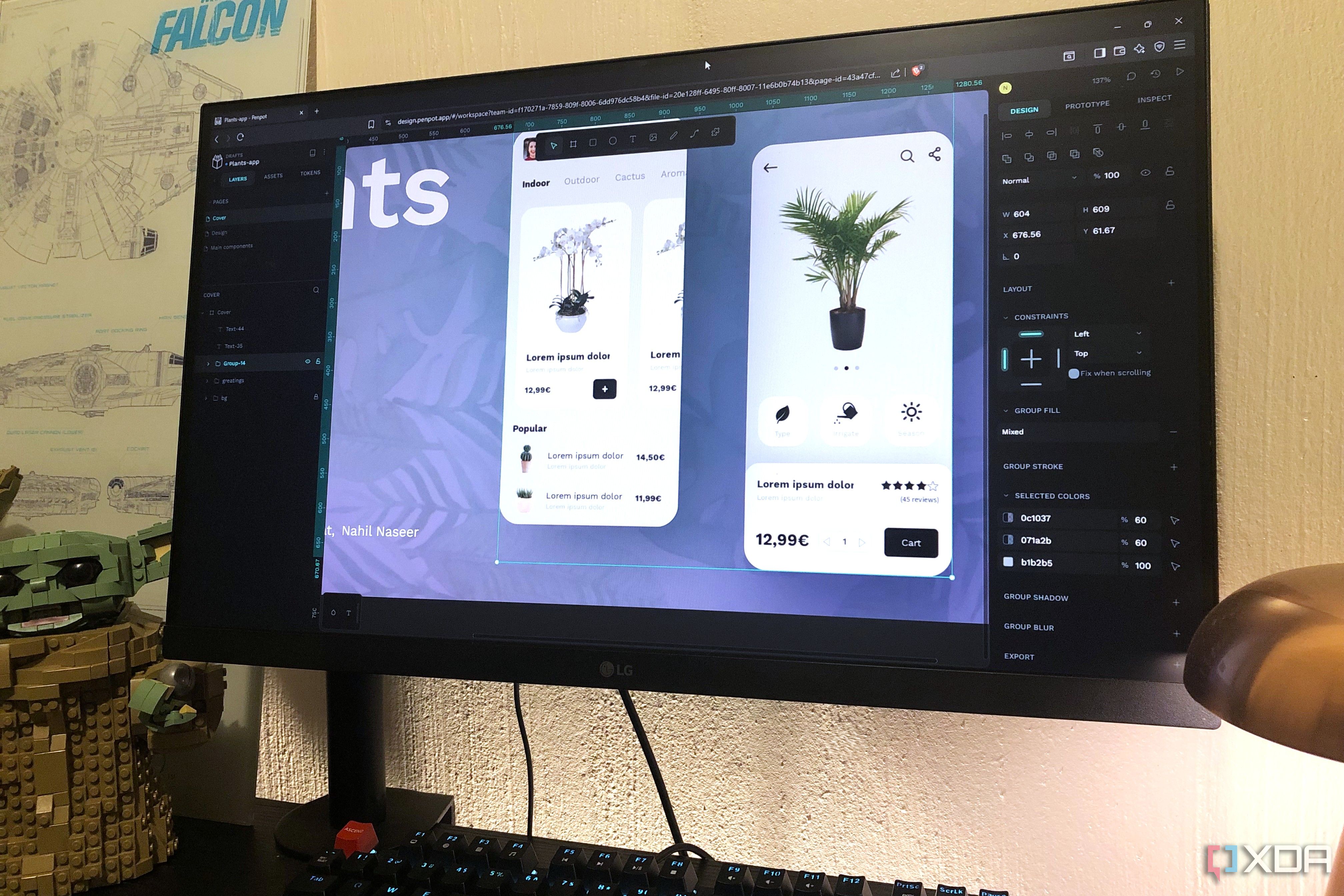 Diseño de UI en Penpot en PC de escritorio, Lego y lámpara a la vista