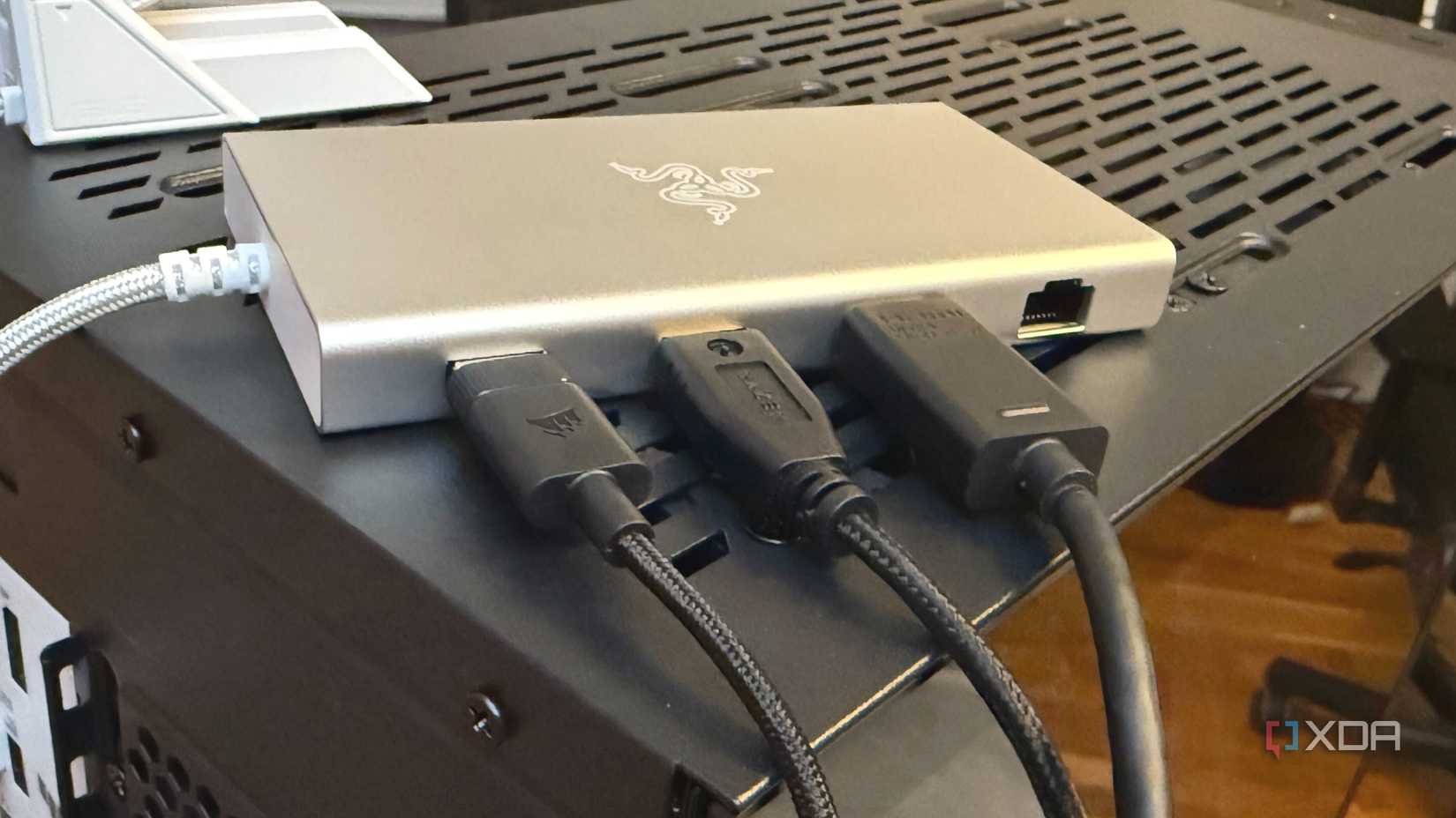 Estación de acoplamiento Razer USB-C conectada a una PC de escritorio, teclado, mouse y monitor.