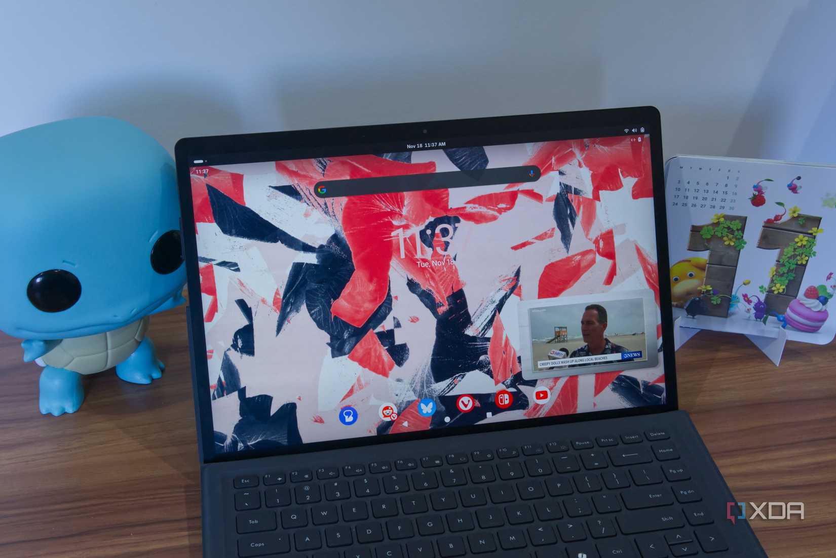 Una tableta con teclado adjunto, ejecutando Android dentro de Linux a través de Waydroid