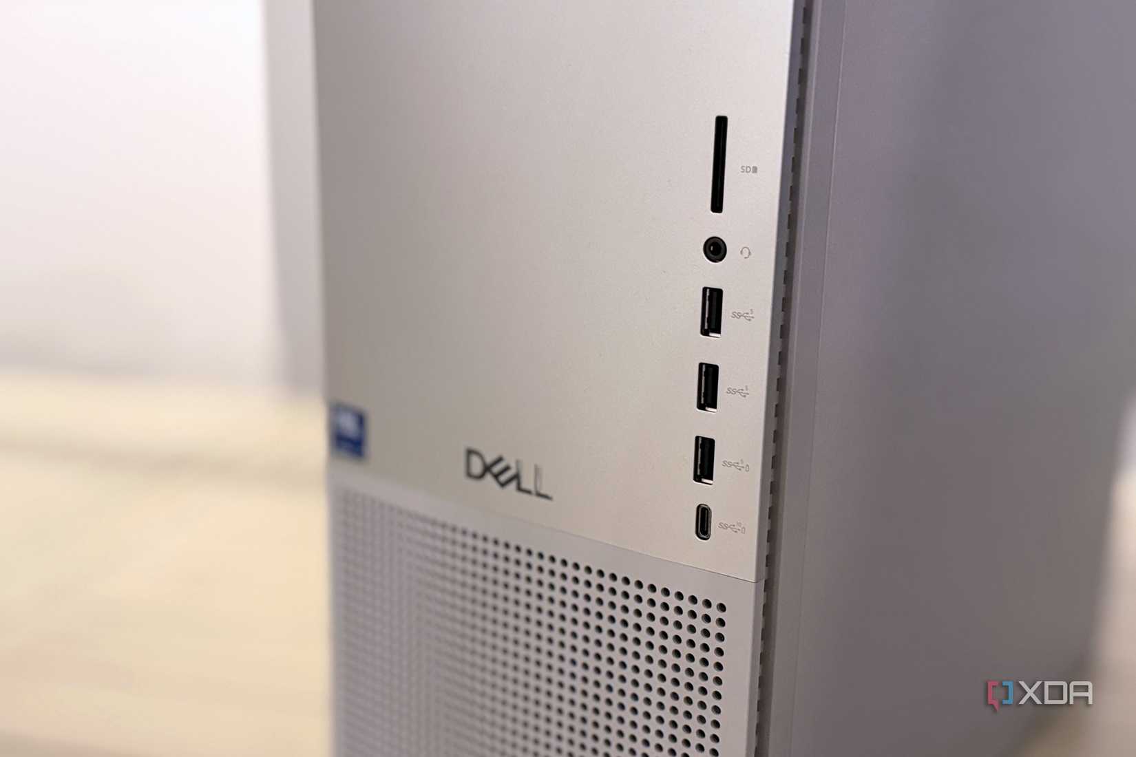 Computadora Dell Tower Plus que muestra los puertos frontales y el logotipo de Dell.