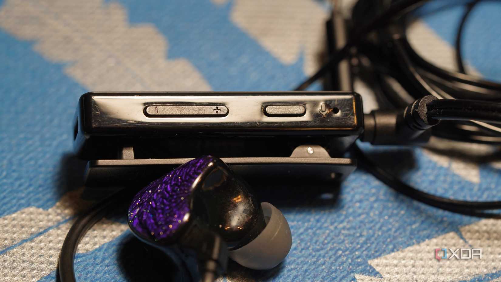 Botones Fiio BTR11 en la cara lateral