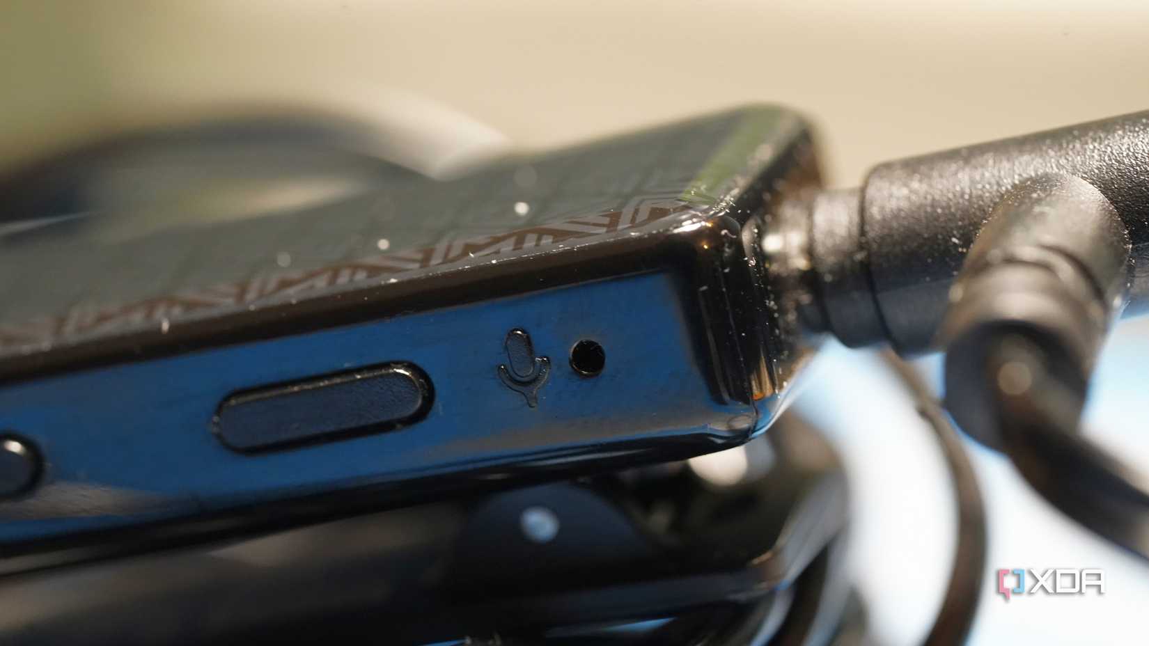 Orificio para micrófono Fiio BTR11 en el lateral 