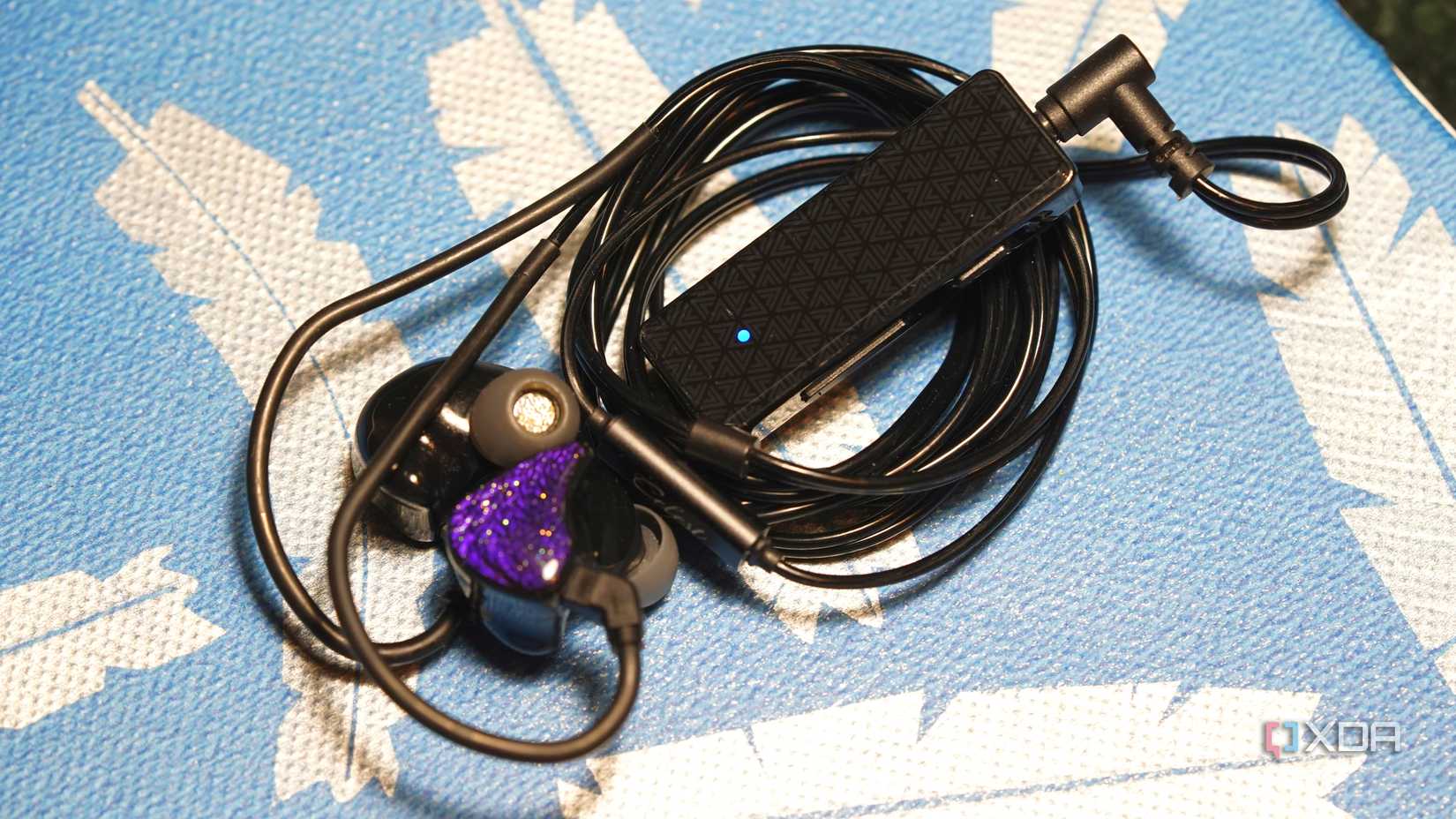 Fiio BTR11 con IEM sobre fondo azul plateado 