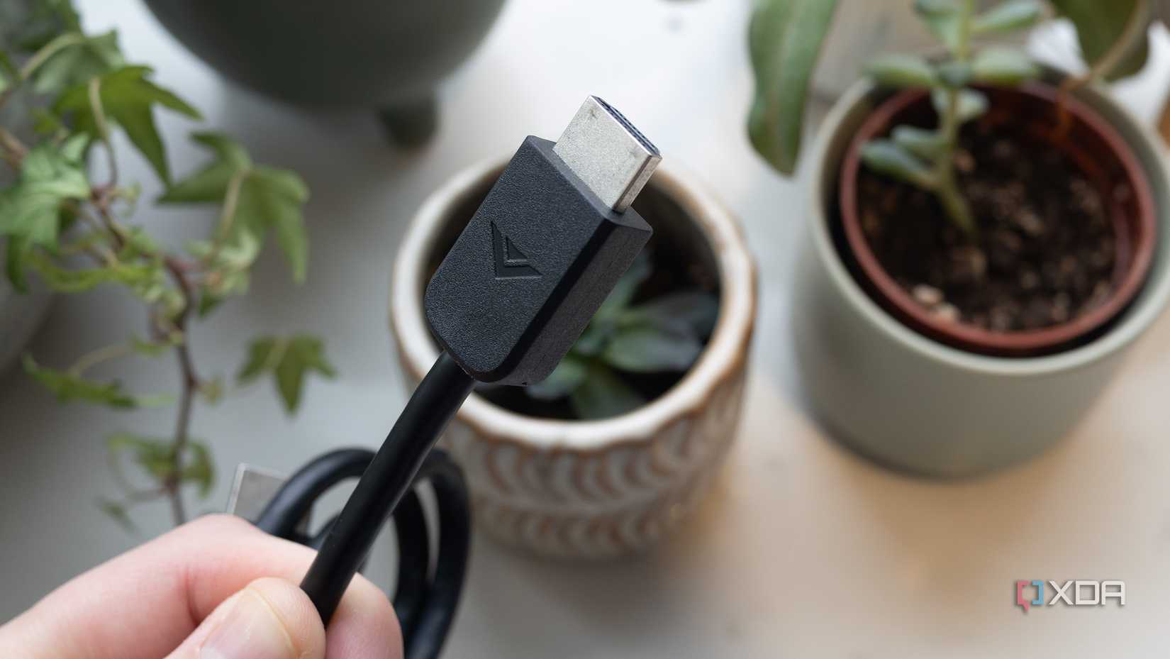 Un cable HDMI sostenido en la mano de alguien 