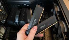 A photo of someone holding 3 sticks of DDR5 RAM