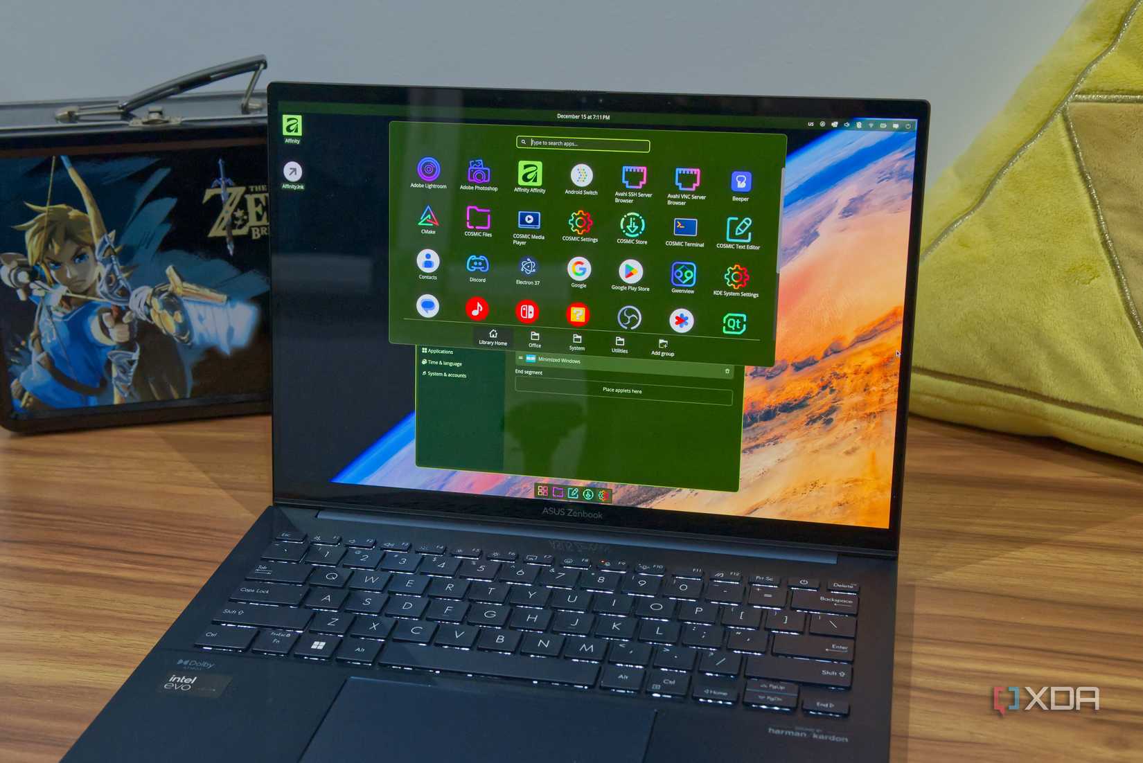 Una computadora portátil con Linux con el entorno de escritorio Cosmic