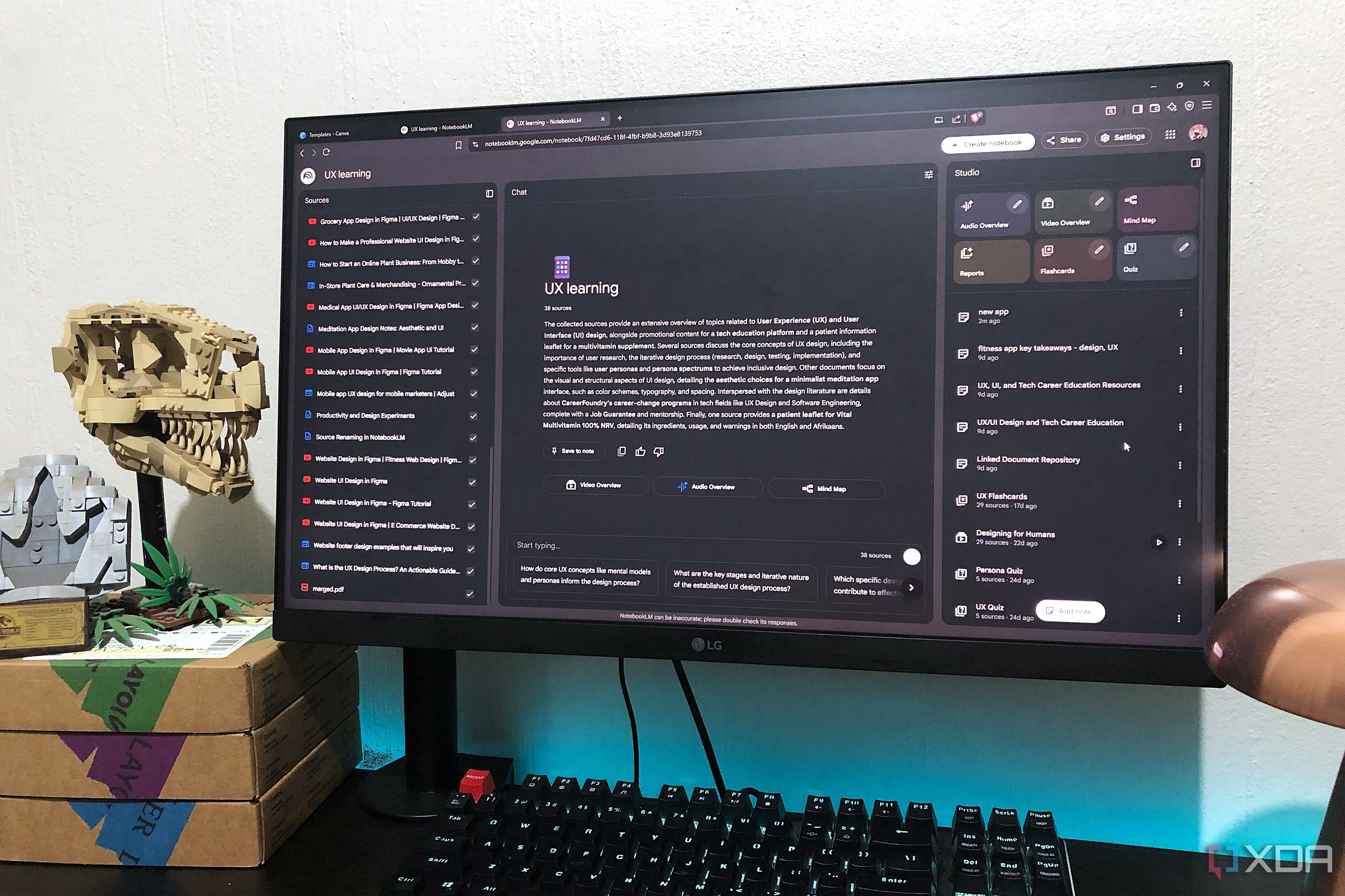 NotebookLM diseño ntoebook en PC de escritorio, lego y lámpara a la vista