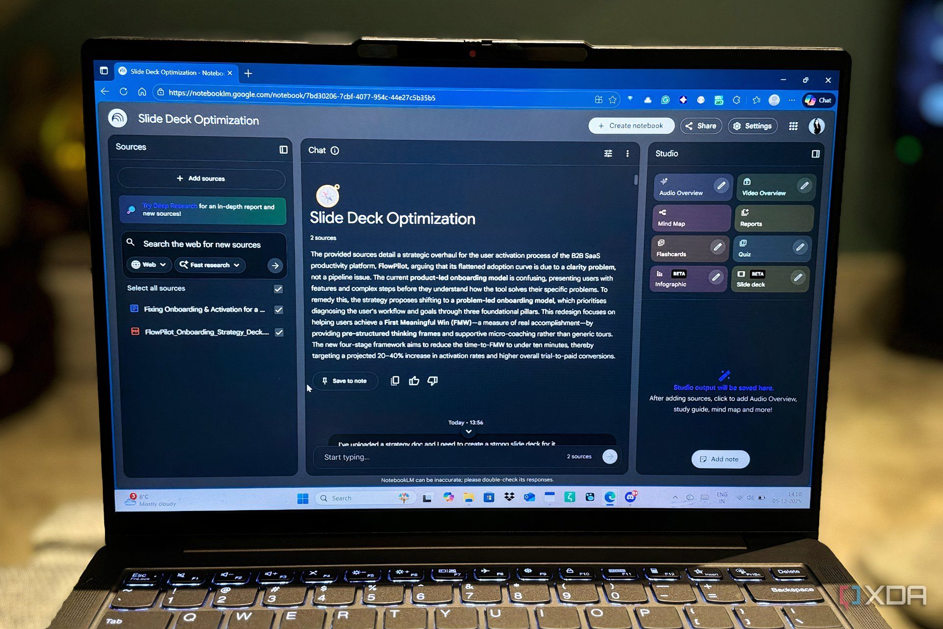 Fotografía de NotebookLM abierta en la pantalla de una computadora portátil