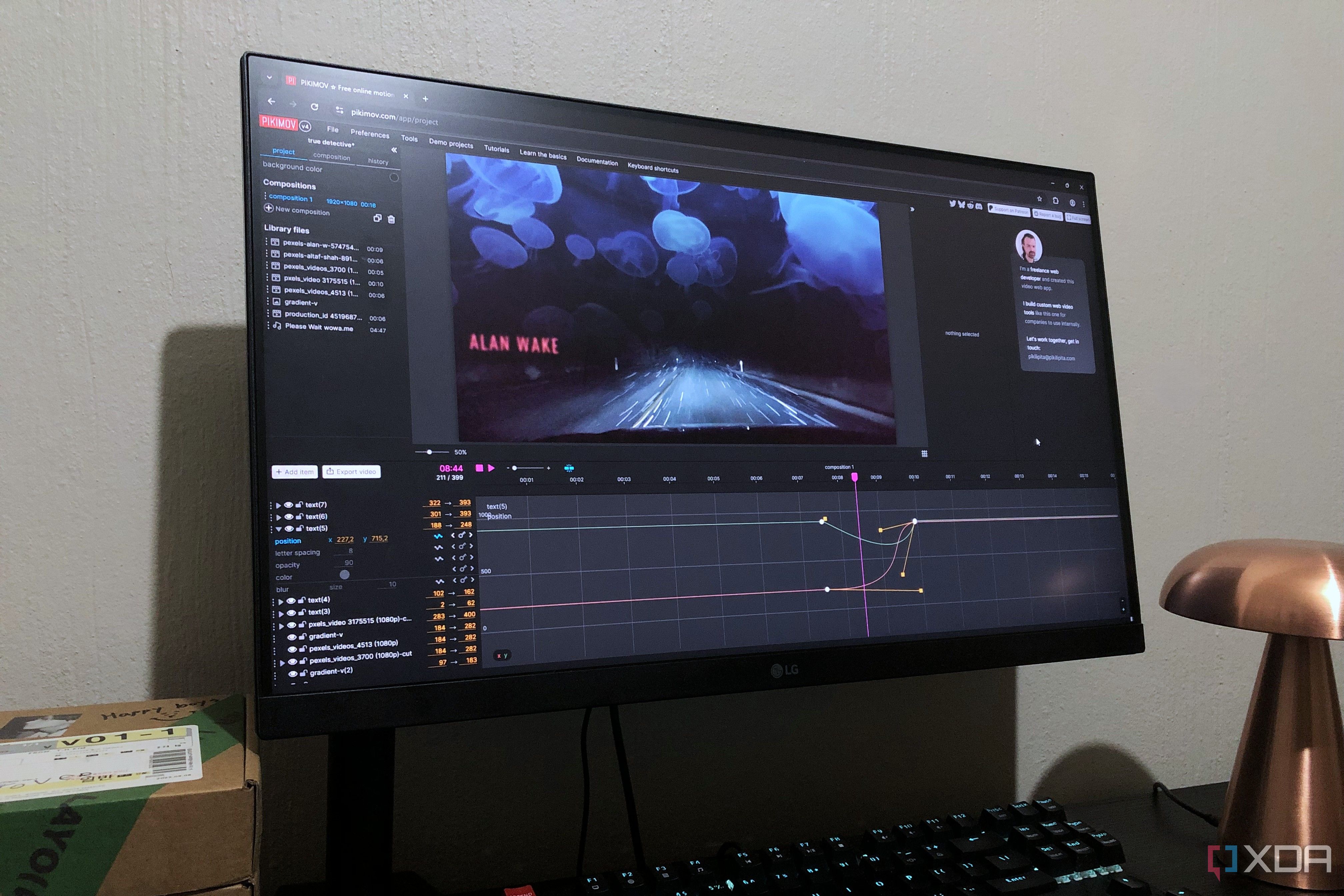 Gráficos de Pikimov en PC de escritorio, lámpara y álbumes a la vista.
