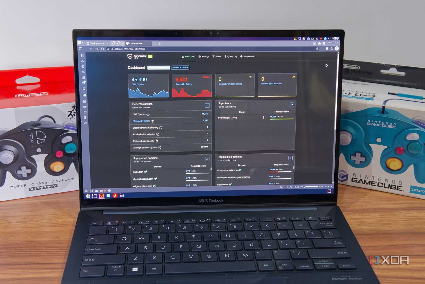 Một máy tính xách tay hiển thị bảng điều khiển AdGuard Home trong trình duyệt web