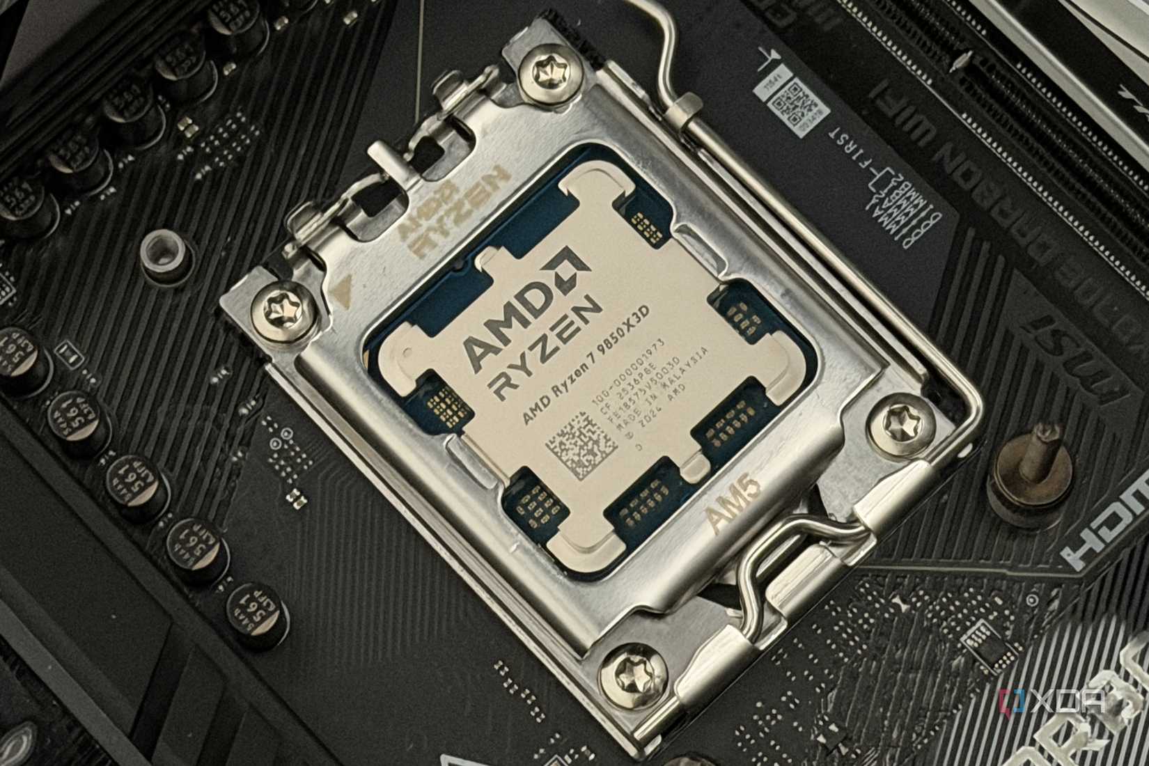 amd ryzen 7 9850x3d instalado en la placa base