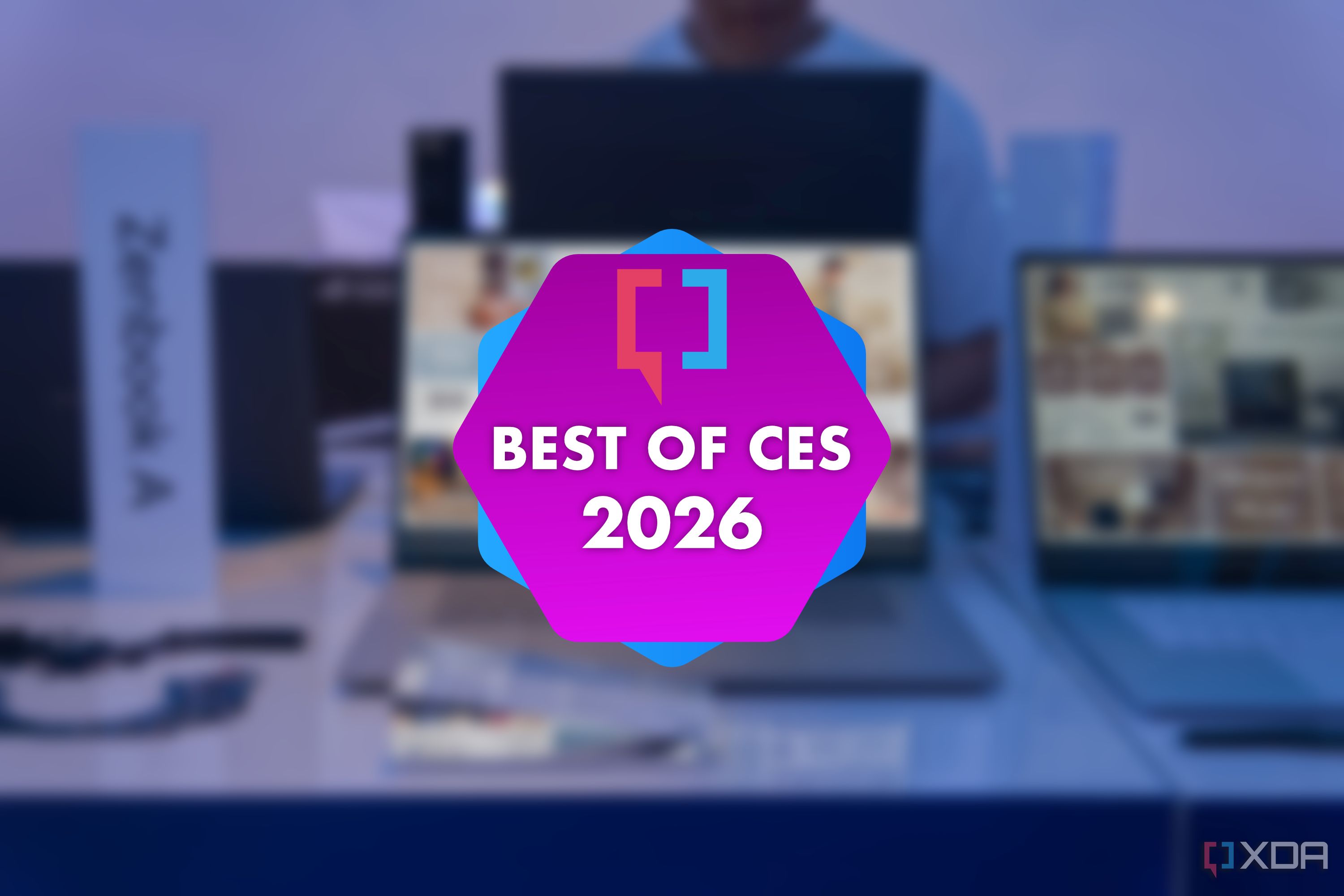 Una insignia que dice Lo mejor de CES 2026 con el logotipo de XDA sobre una imagen de computadoras portátiles