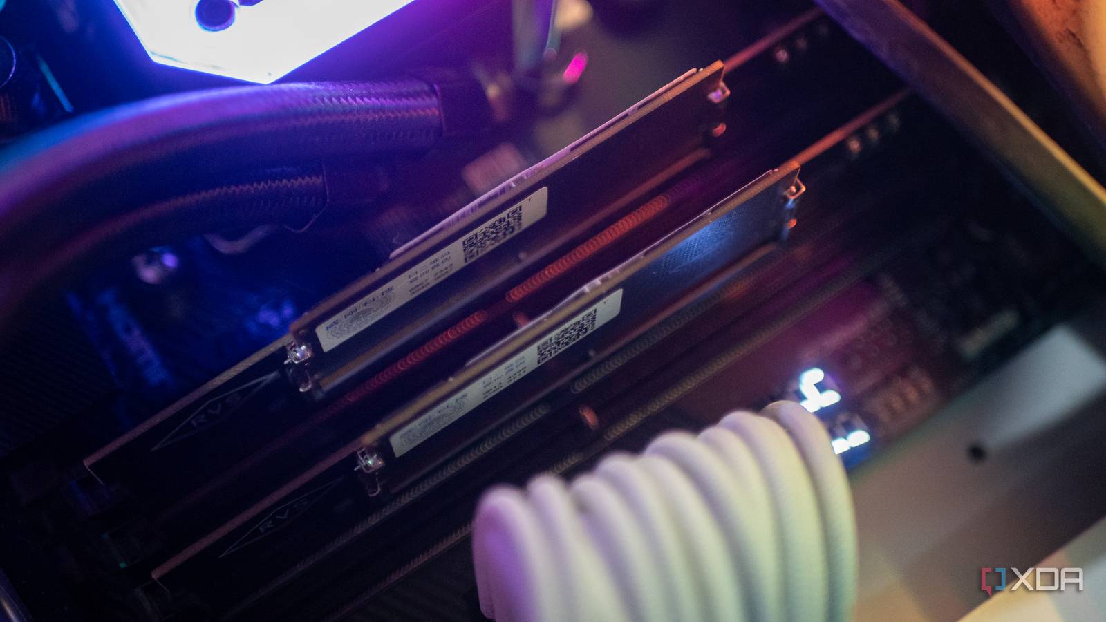 Скрытые недостатки памяти DDR5, о которых стоит знать пользователям Модули оперативной памяти DDR5, установленные в слоты материнской платы