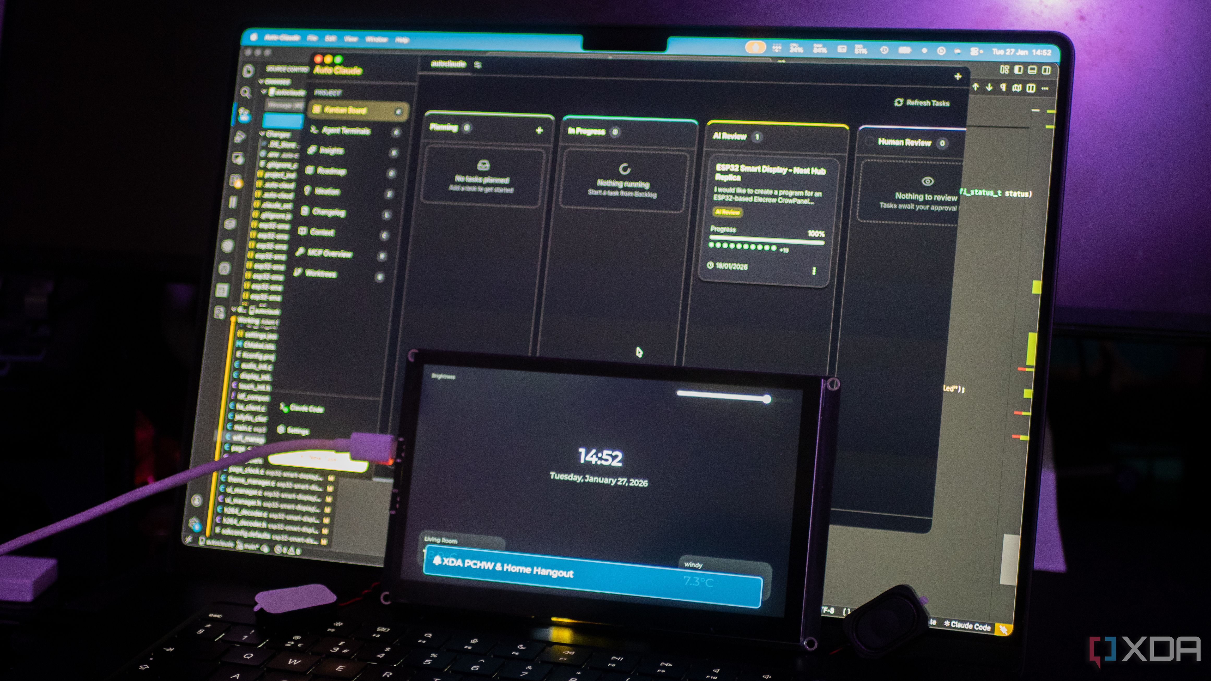 ESP32-P4 con una pantalla Nest Hub y Auto Claude de fondo