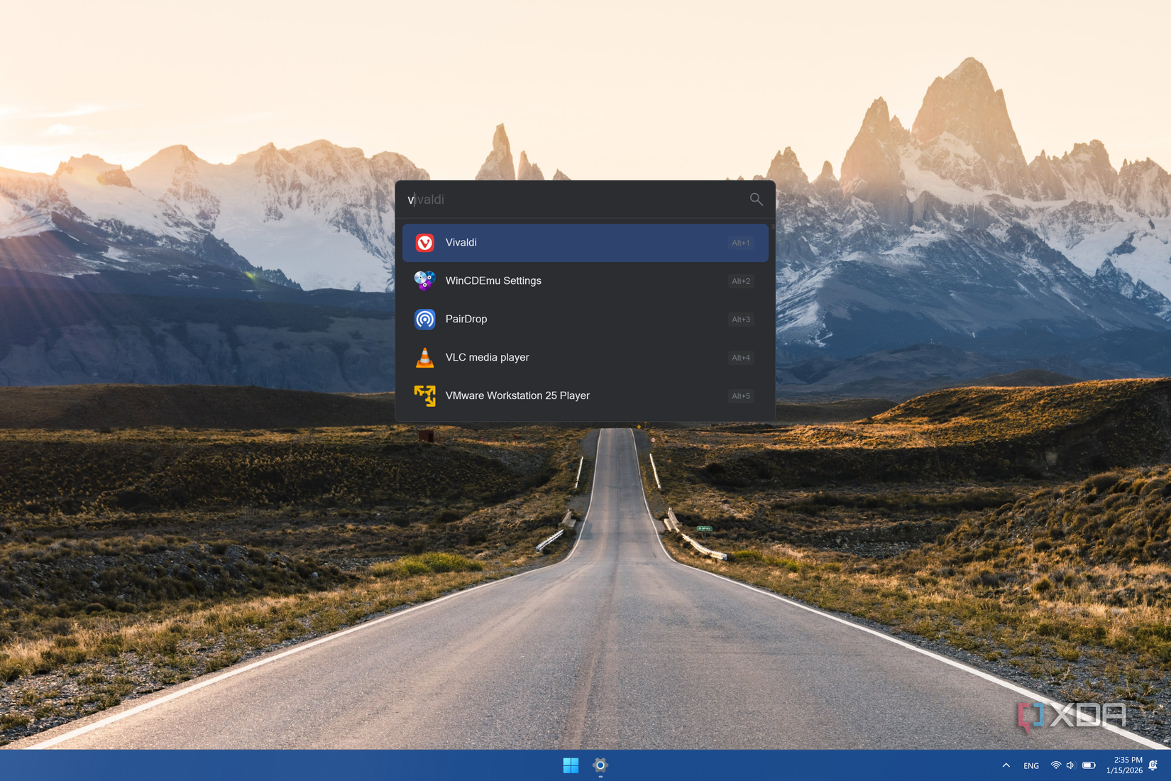 Captura de pantalla de un escritorio de Windows 11 con Flow Launcher que muestra resultados de búsqueda para la letra V