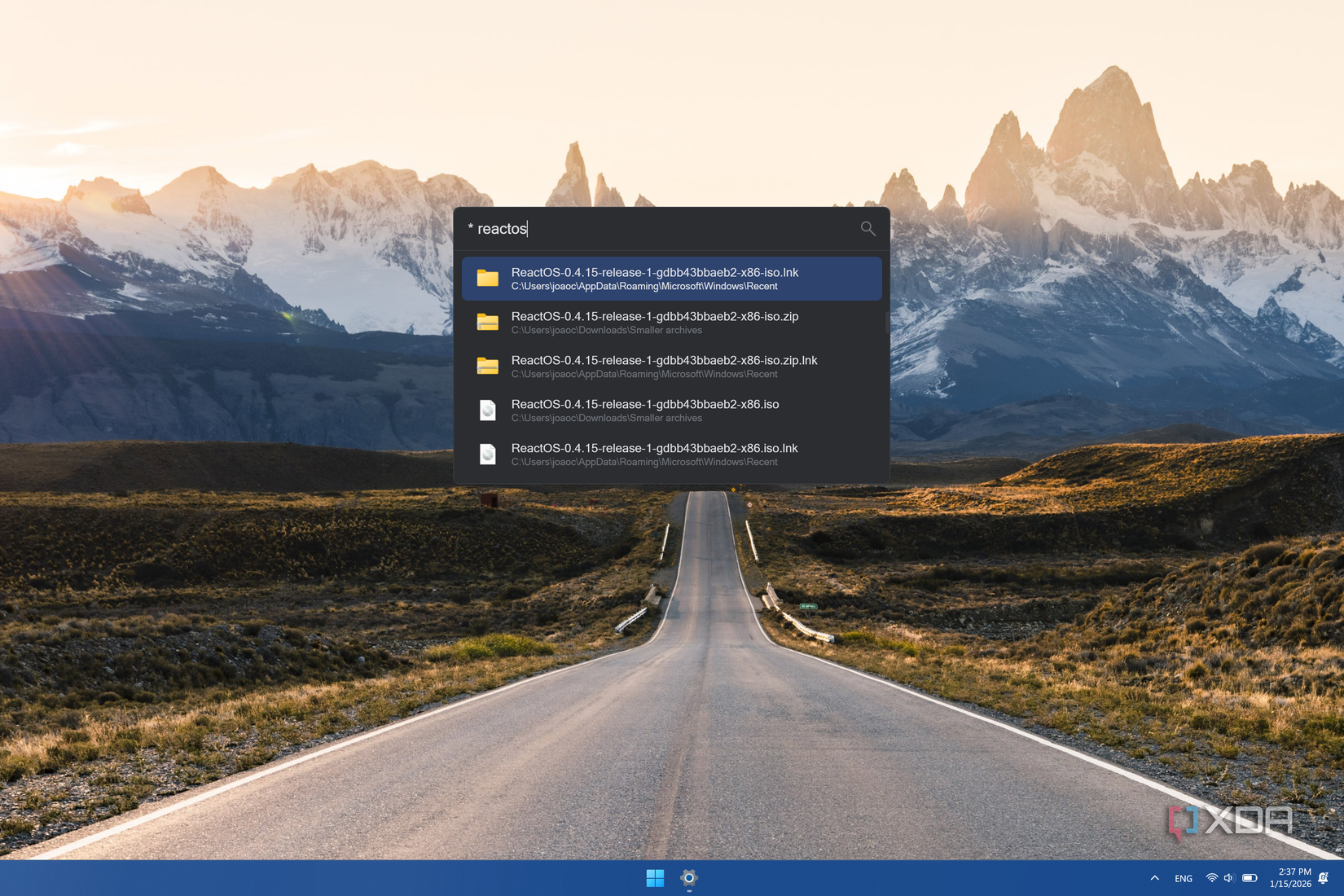 Captura de pantalla de un escritorio de Windows 11 que muestra Flow Launcher con resultados de búsqueda de archivos impulsados ​​por Everything