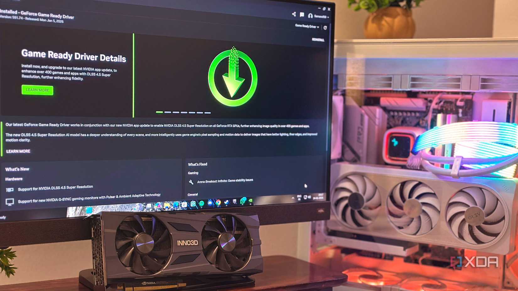 Una NVIDIA RTX 2070 Super junto a una PC para juegos con la aplicación NVIDIA de fondo.