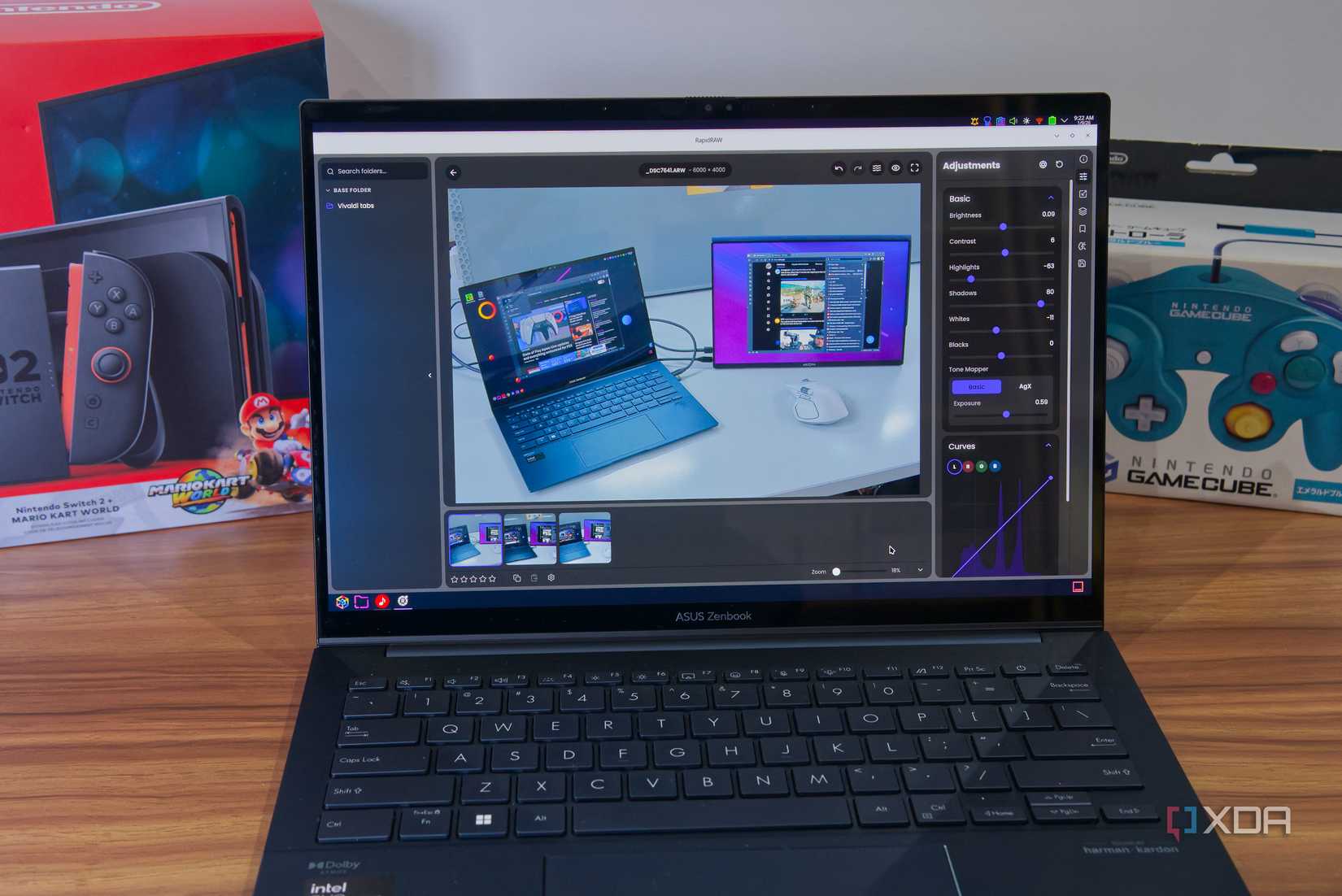 Una computadora portátil que ejecuta RapidRAW en KDE Plasma