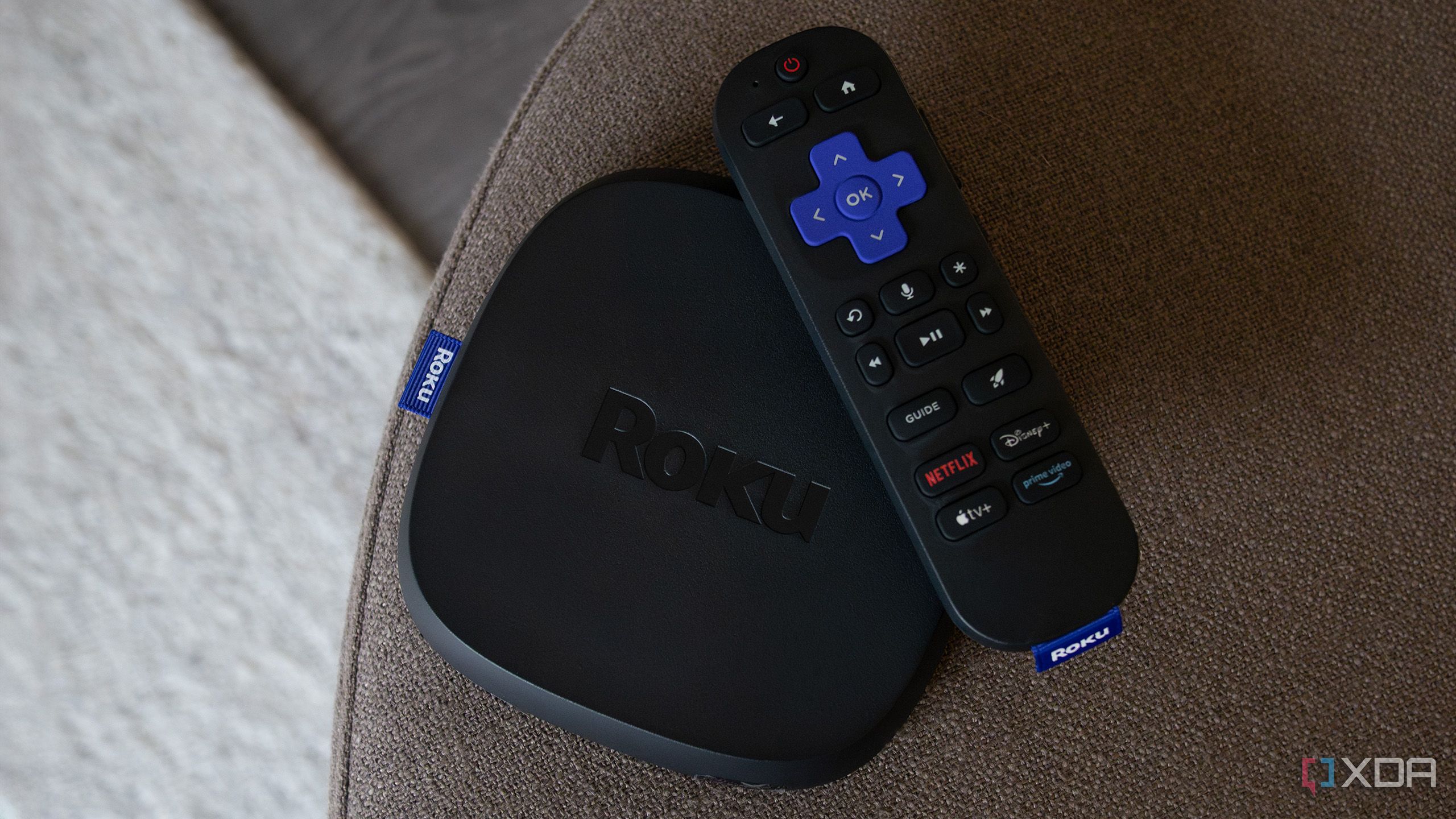 El Roku Ultra sentado en una otomana