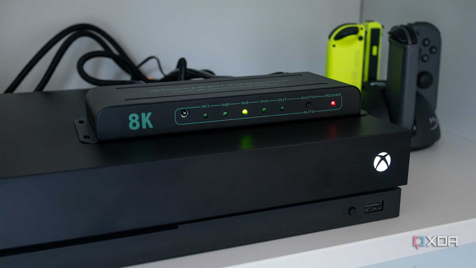 El conmutador HDMI 2.1 de SkycropHD instalado en una Xbox One X