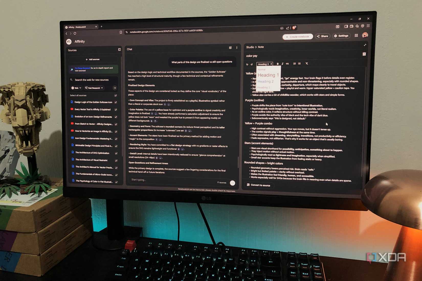 Tomar notas en NotebookLM en una PC de escritorio, con Lego y una lámpara a la vista