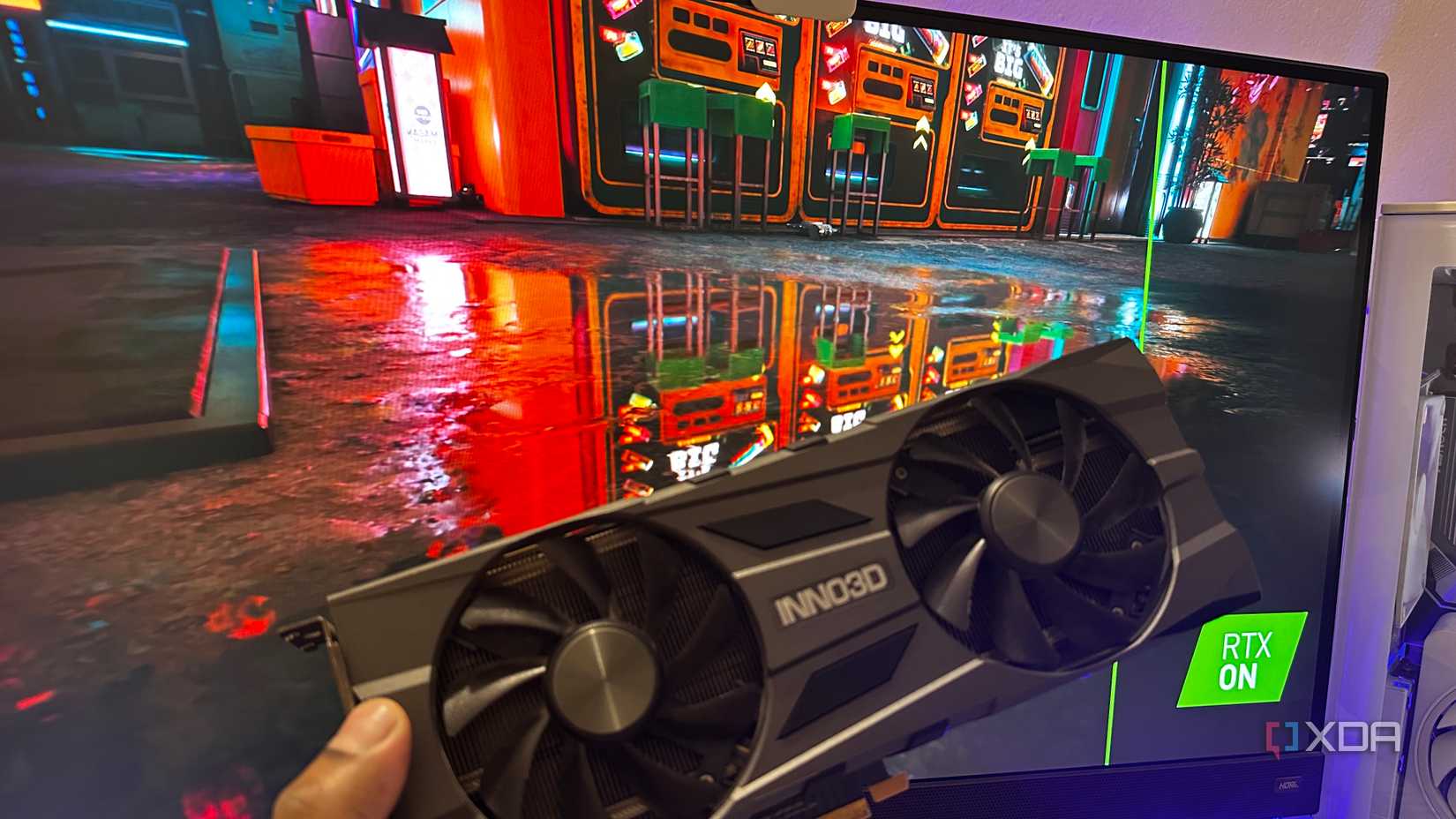RTX en segundo plano con un RTX 2070 Super en manos.