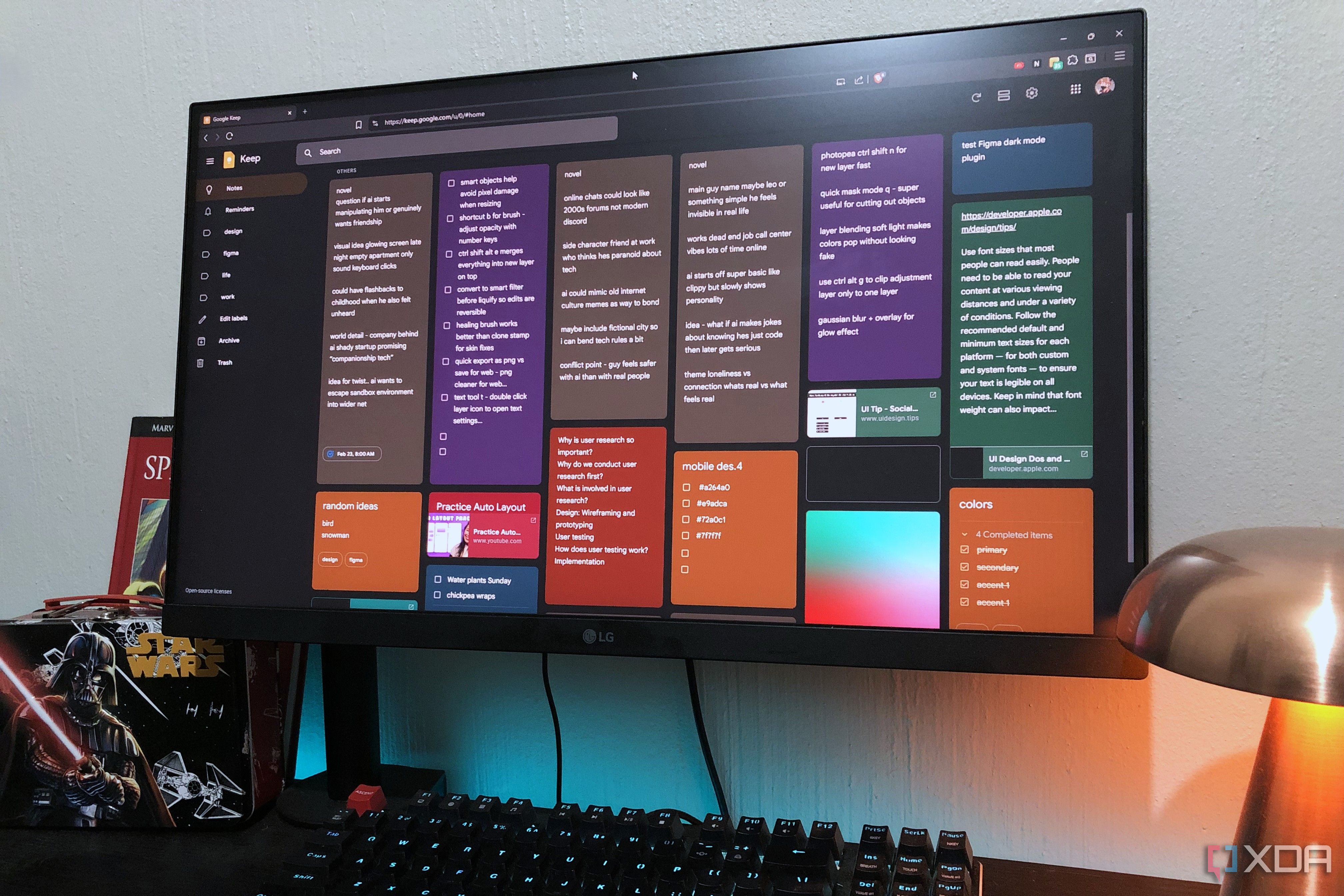 Google Keep on desktop pc, book and lamp in view